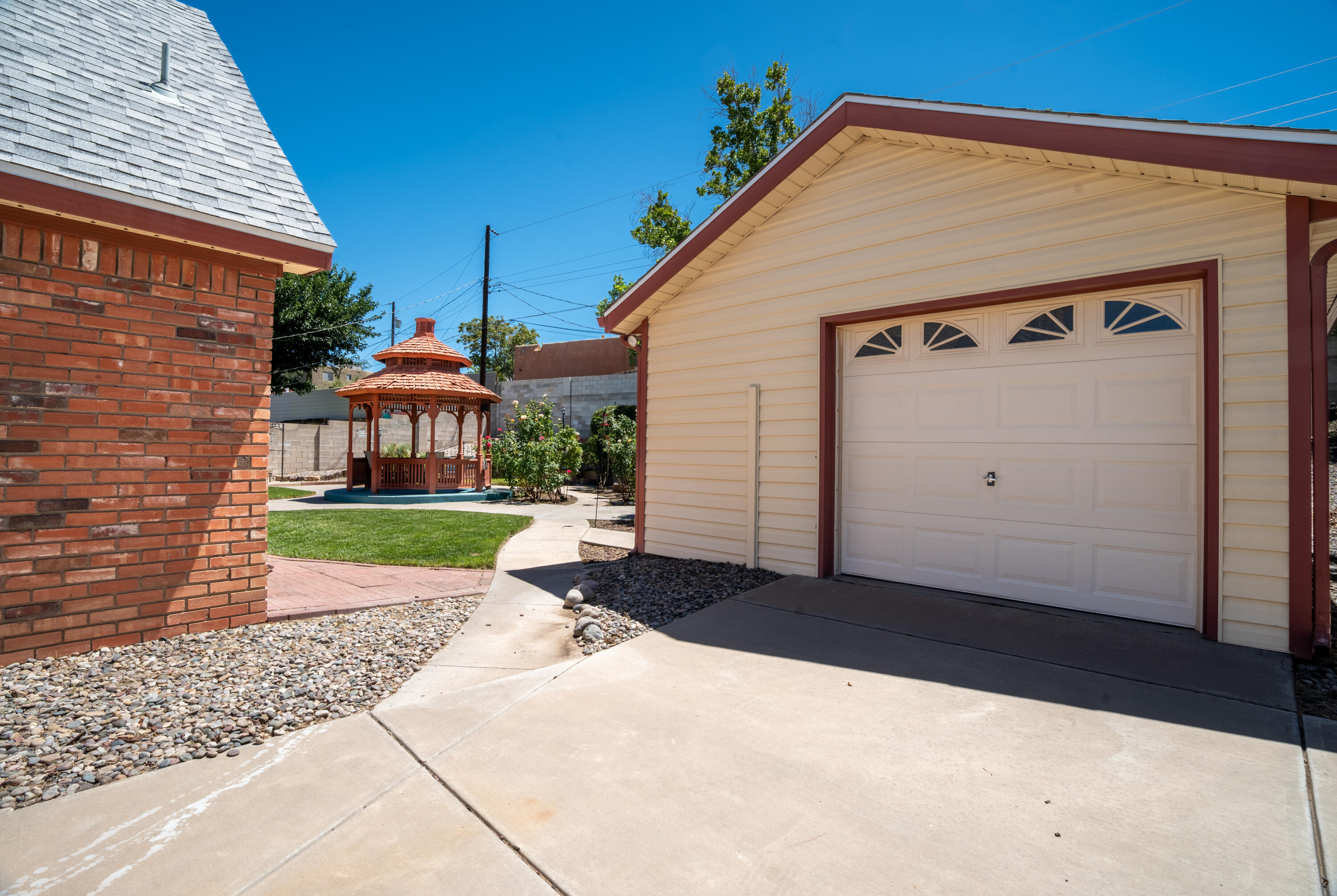 Photo 2 — 1408 Hiawatha Drive NE