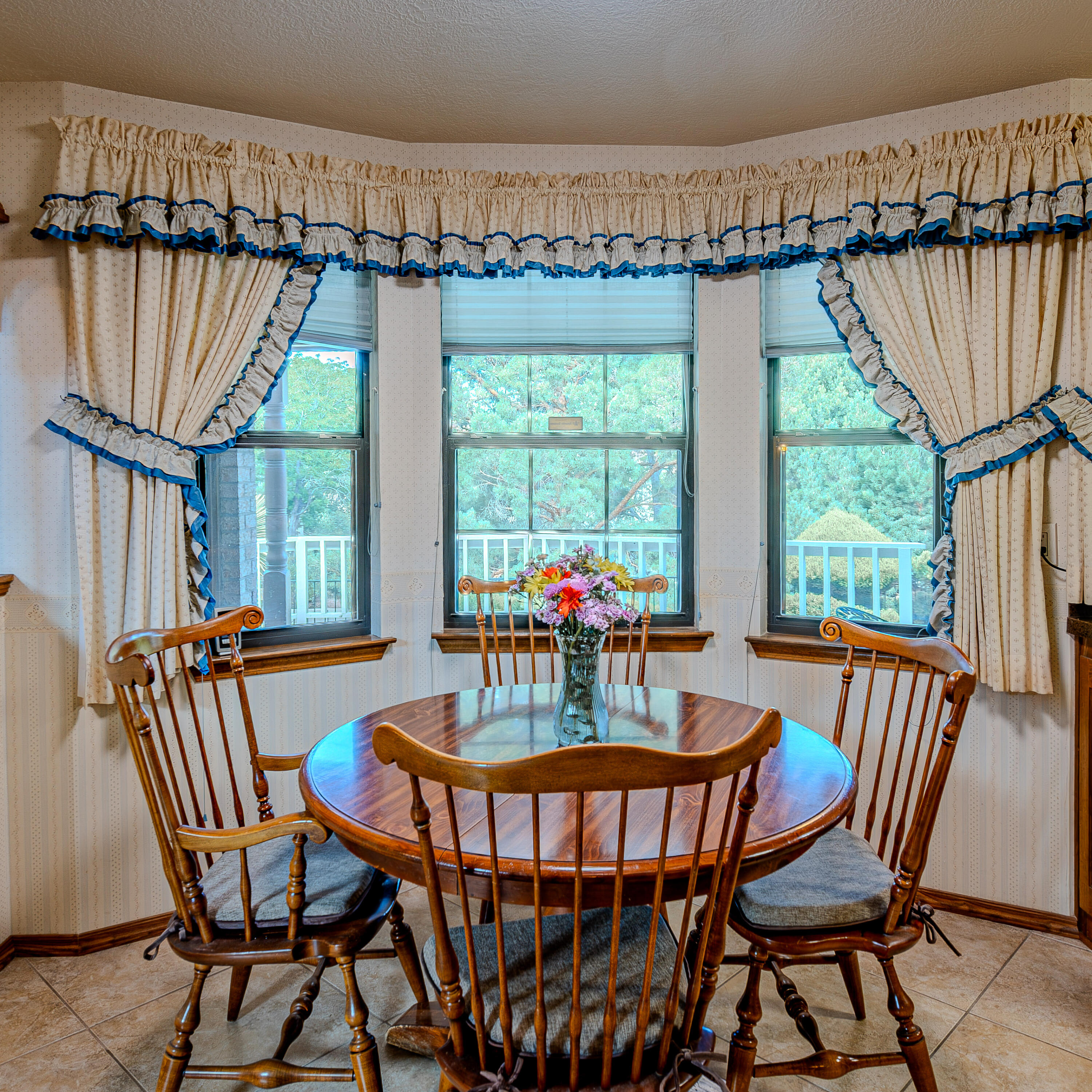 Photo 2 — 5709 Royal Oak Drive NE