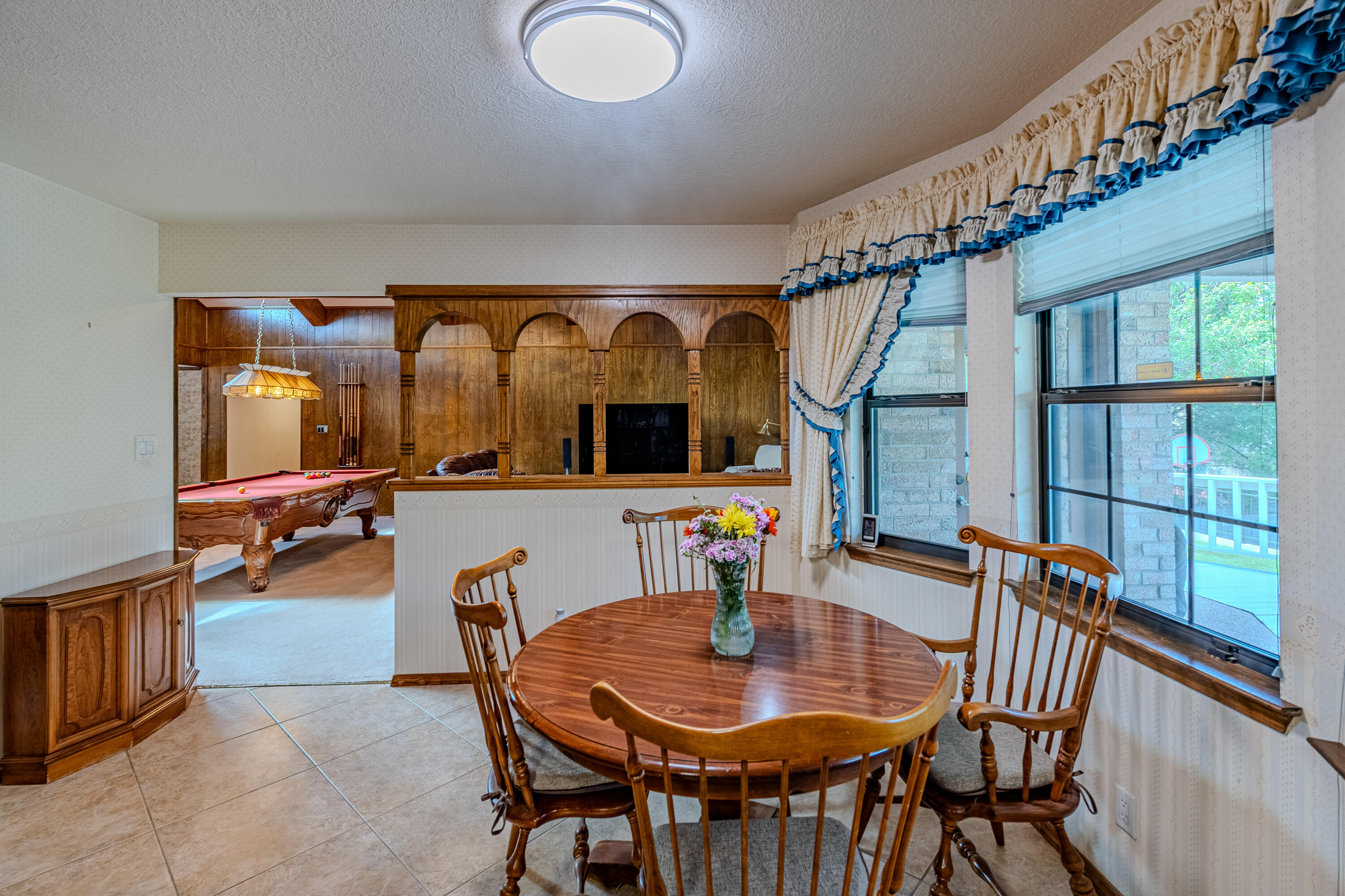 Photo 3 — 5709 Royal Oak Drive NE