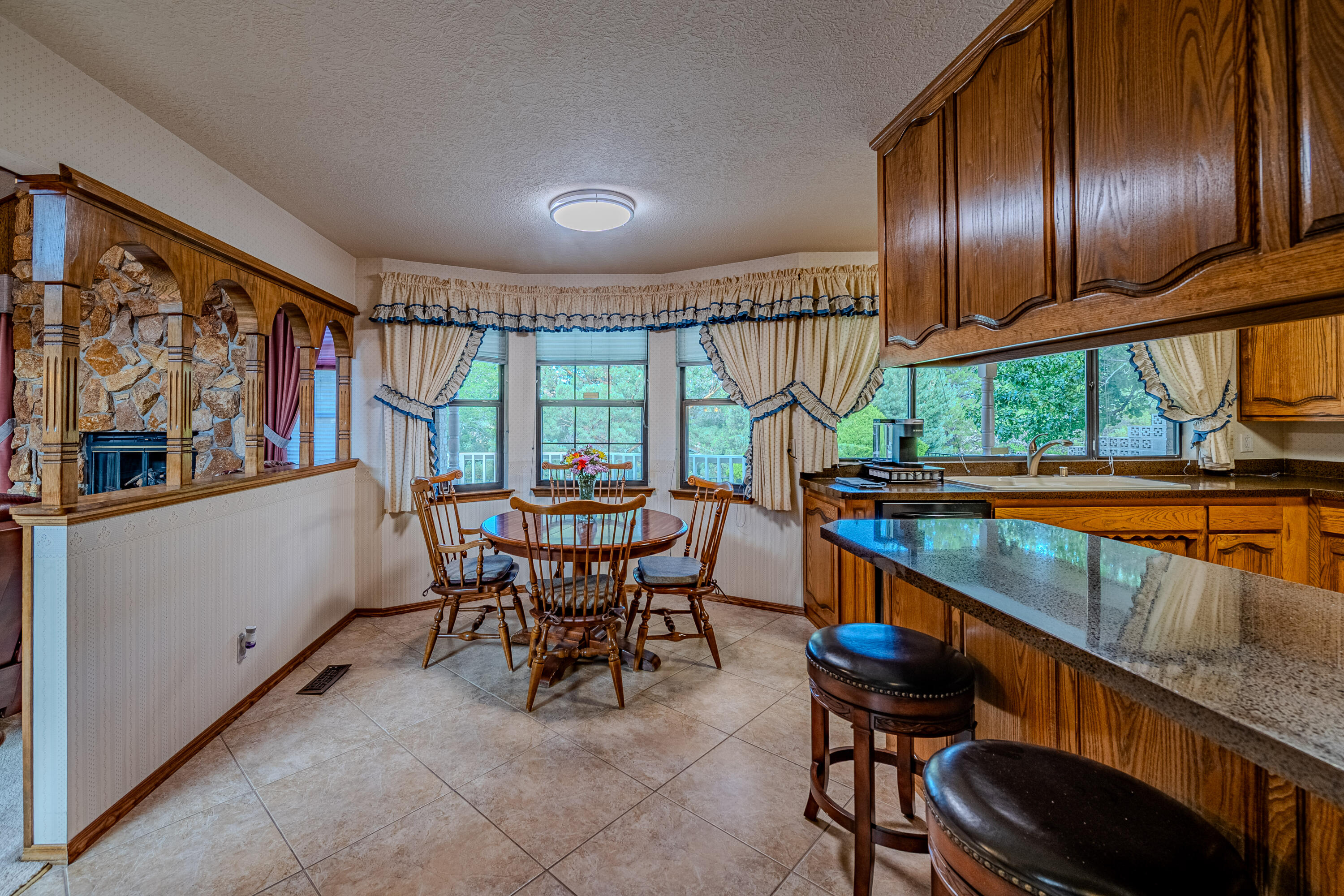 Photo 4 — 5709 Royal Oak Drive NE