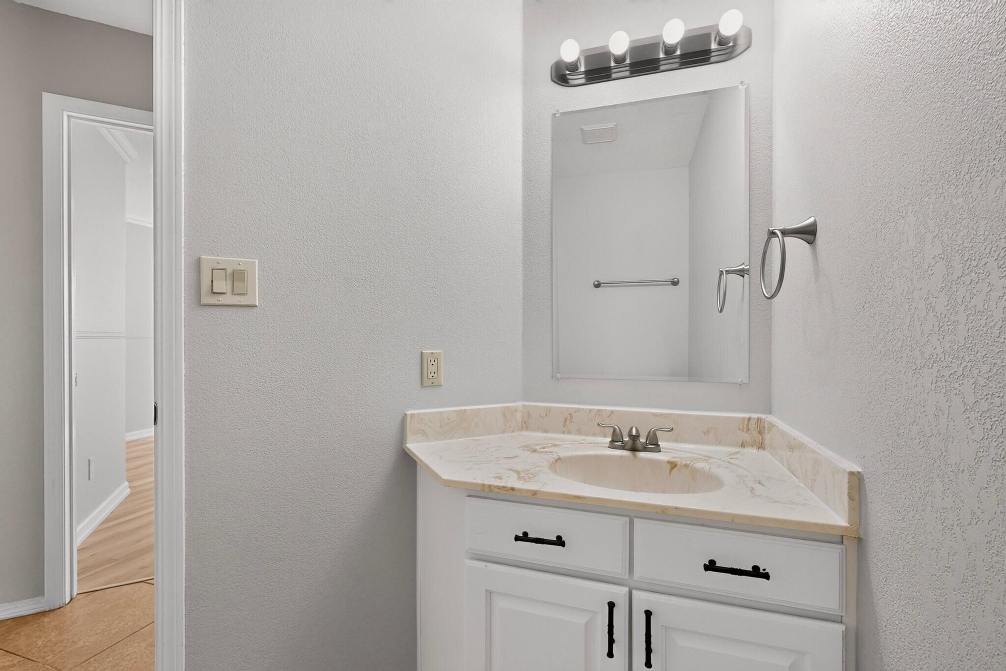 Photo 11 — 7715 WILLIAM MOYERS Avenue NE