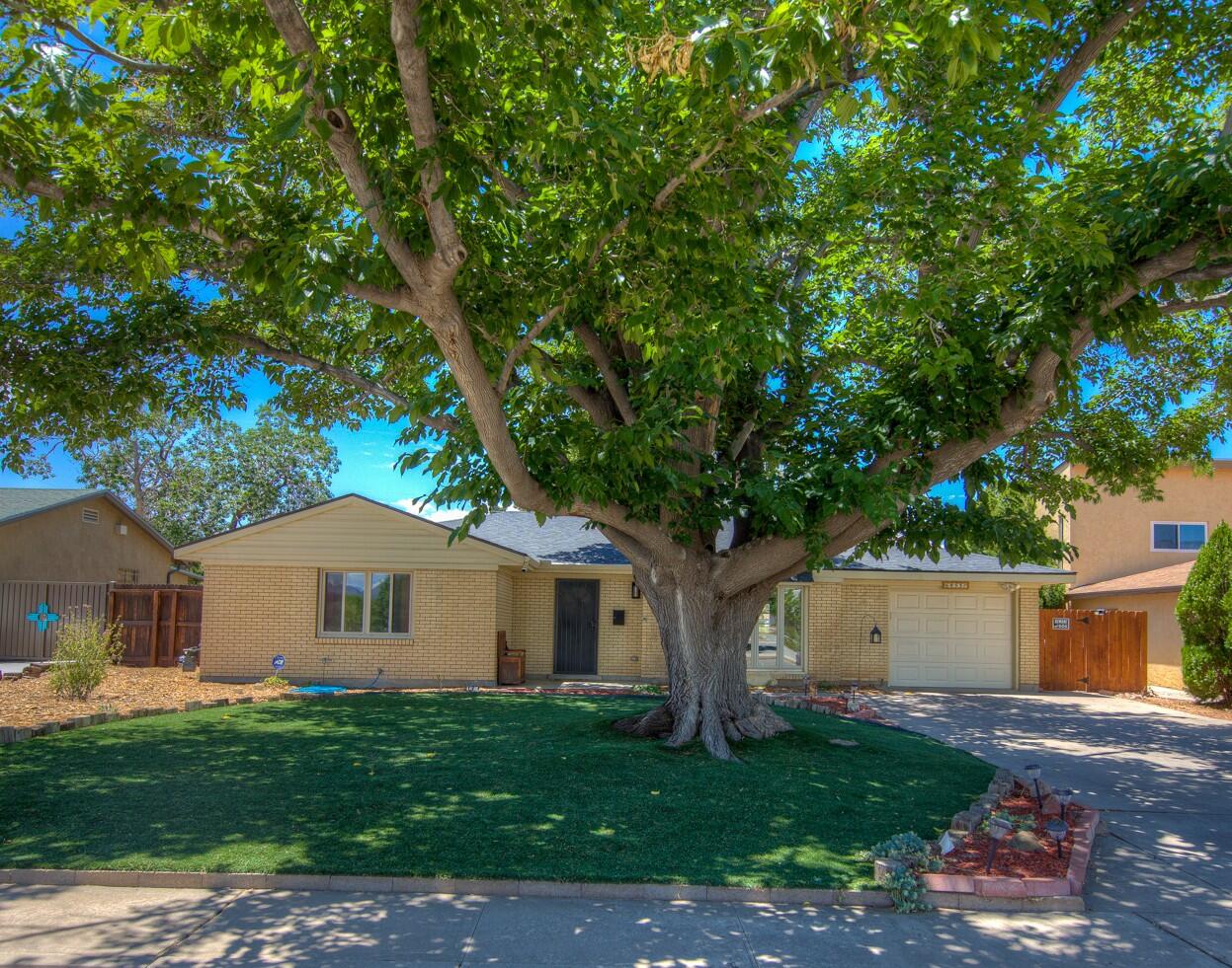 6853 Mossman Place NE, Albuquerque, NM 87110