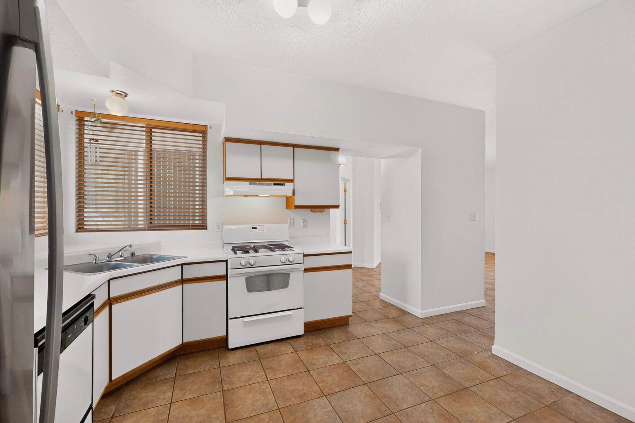 Photo 10 — 1729 Strawberry Drive NE