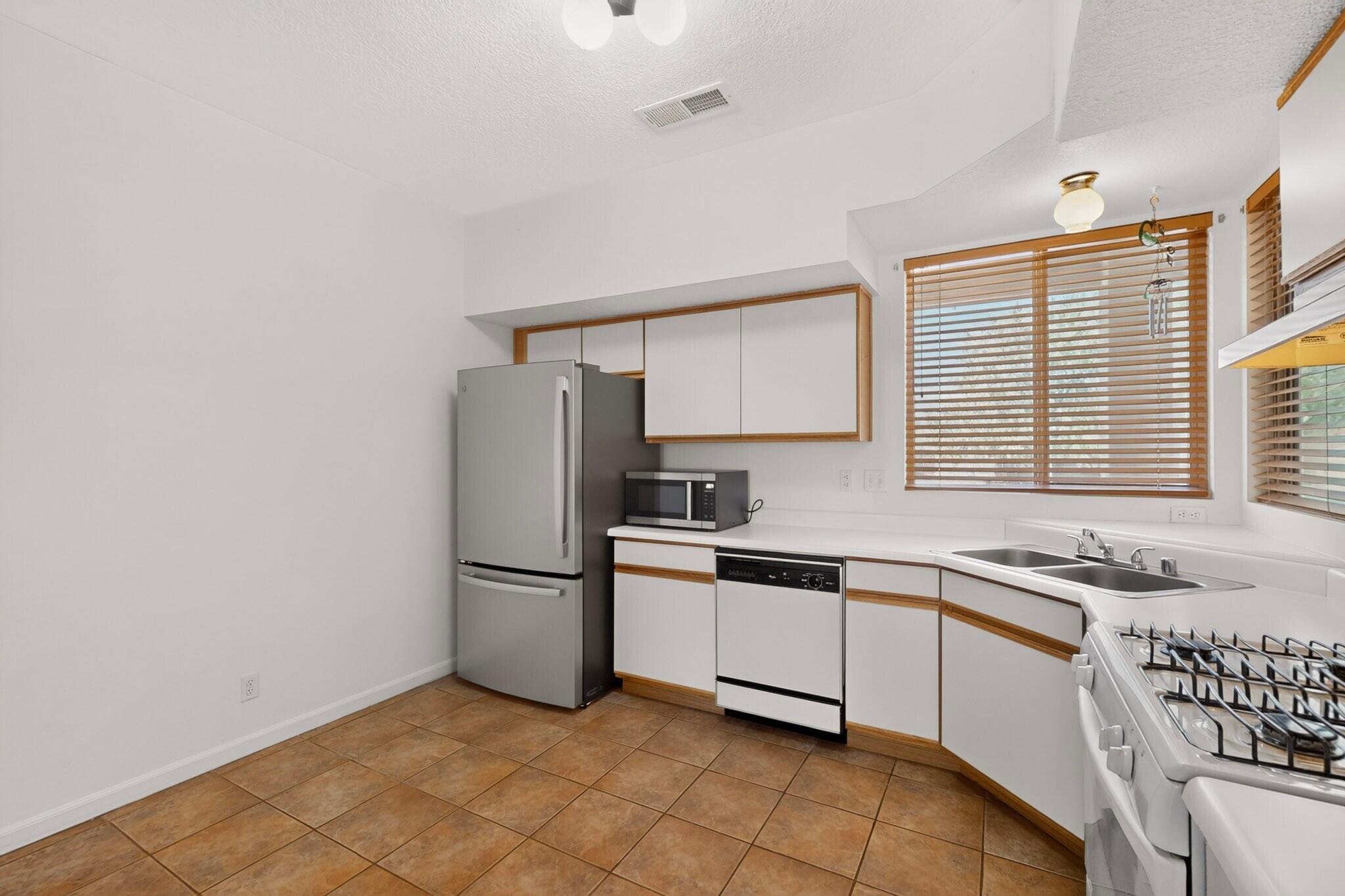 Photo 8 — 1729 Strawberry Drive NE