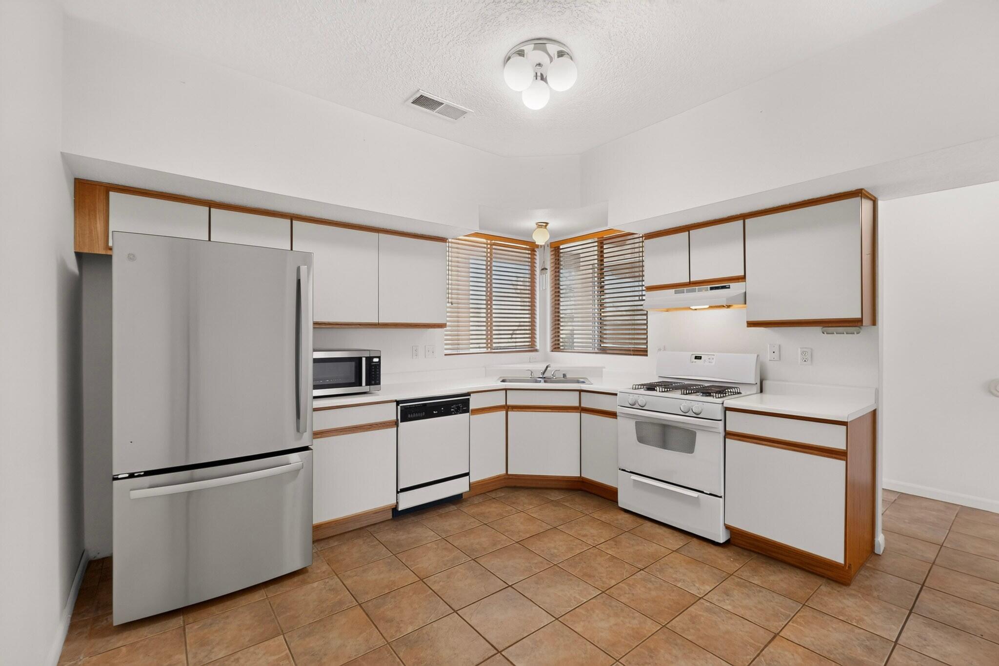 Photo 9 — 1729 Strawberry Drive NE