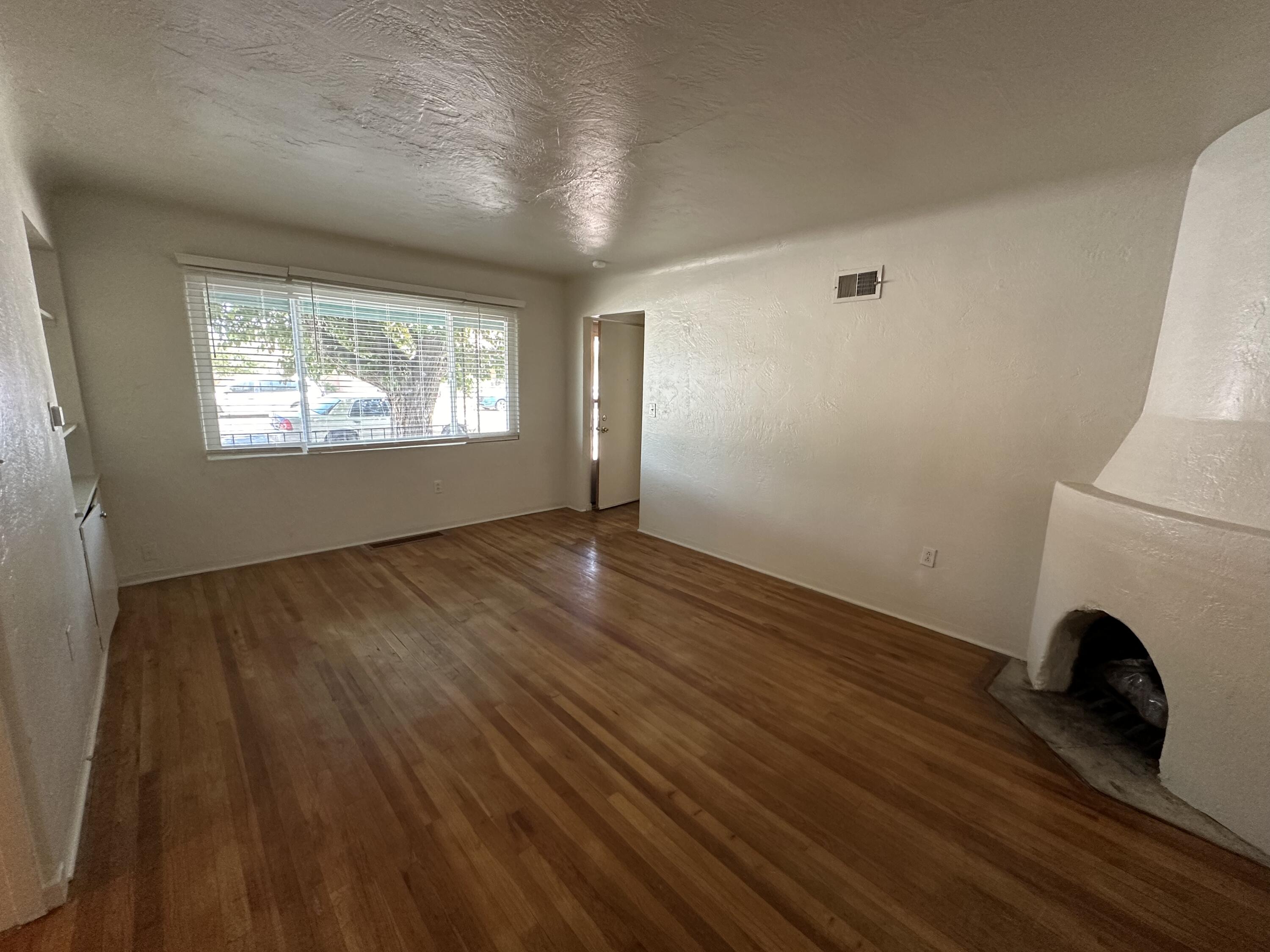 Photo 4 — 1003-1005 Carlisle Boulevard SE