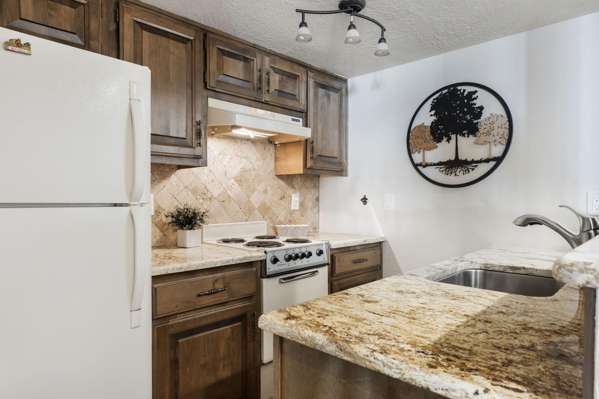Photo 20 — 9806 Greenbrier Road NE