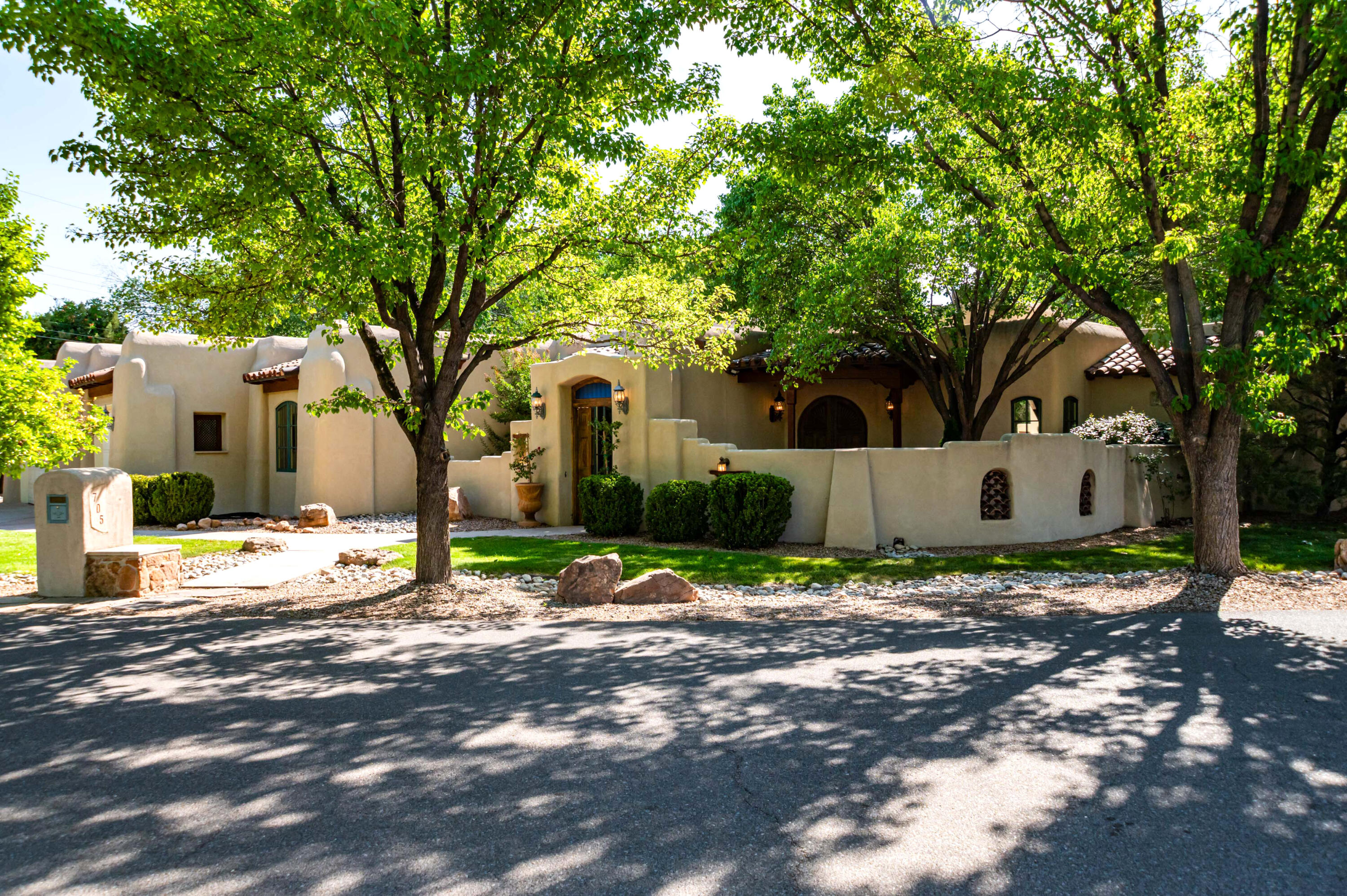 705 Los Prados De Guadalupe Drive NW, Los Ranchos, NM 87107