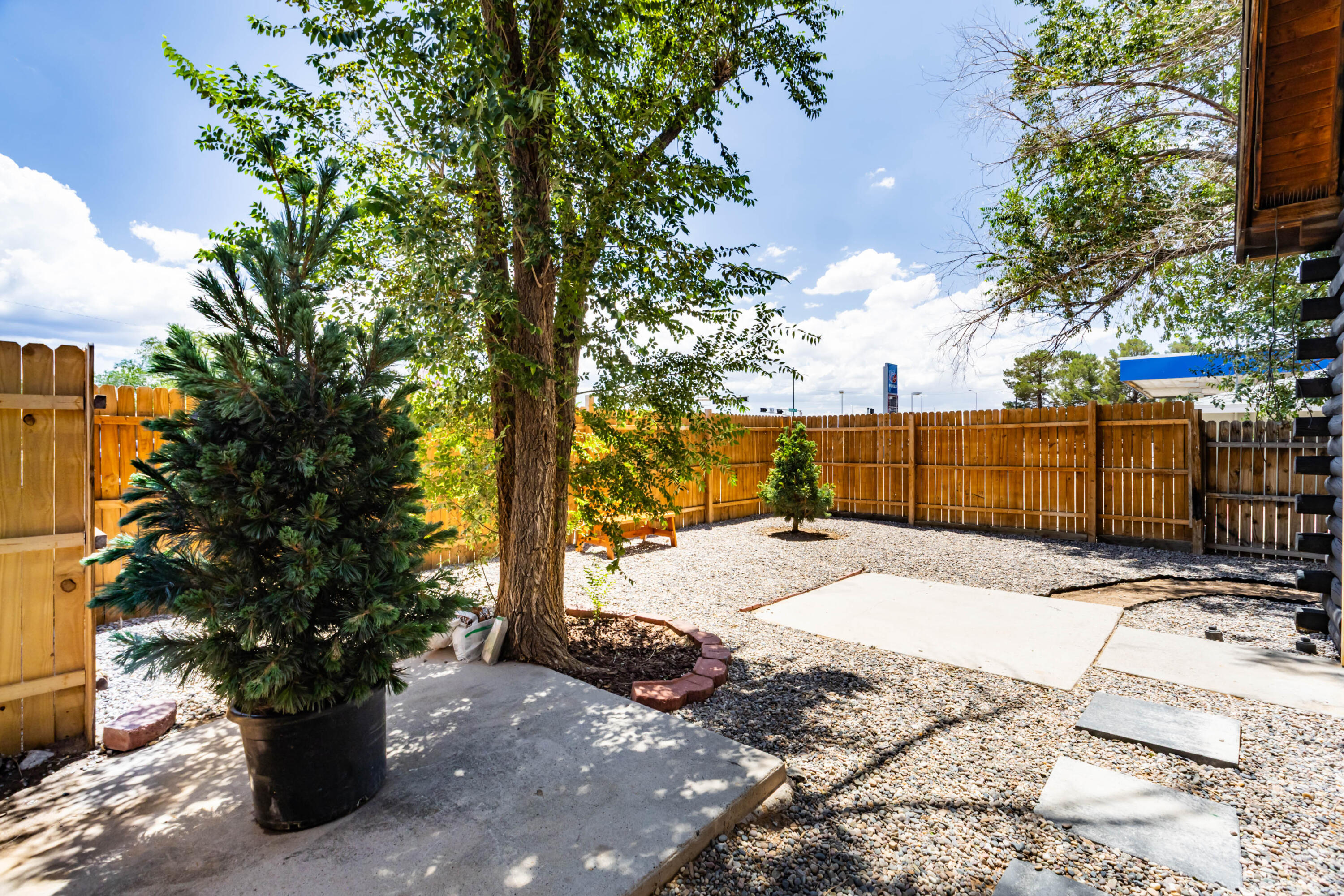 Photo 9 — 1133 Louisiana Boulevard SE