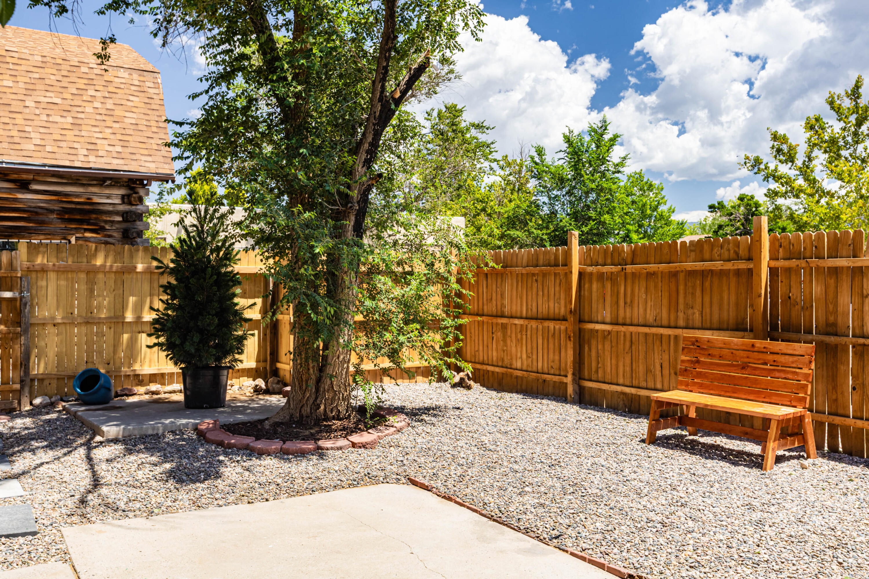 Photo 2 — 1133 Louisiana Boulevard SE