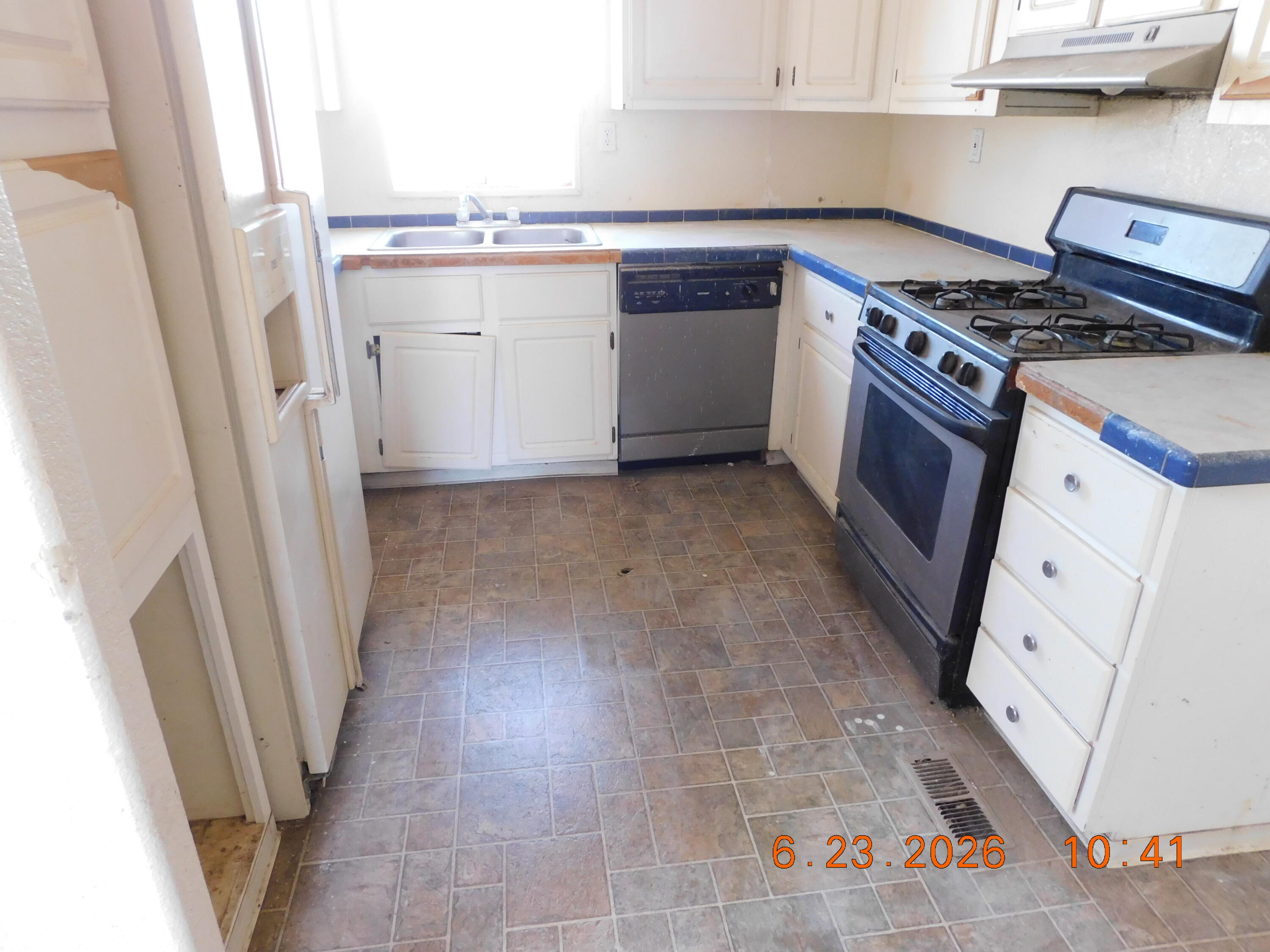 Photo 10 — 673 Meadowlake Road