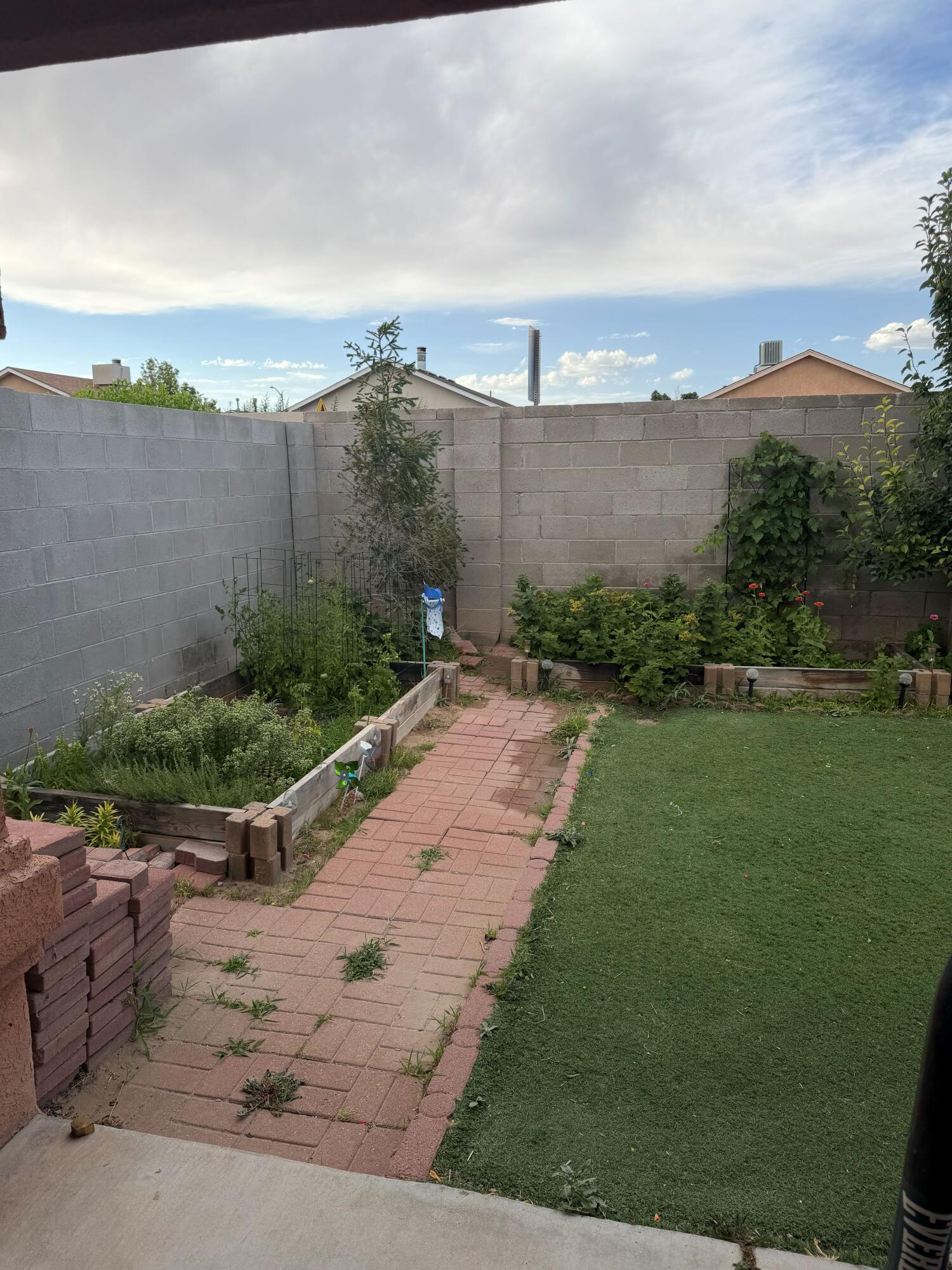 Photo 2 — 6305 Sunray Road NW