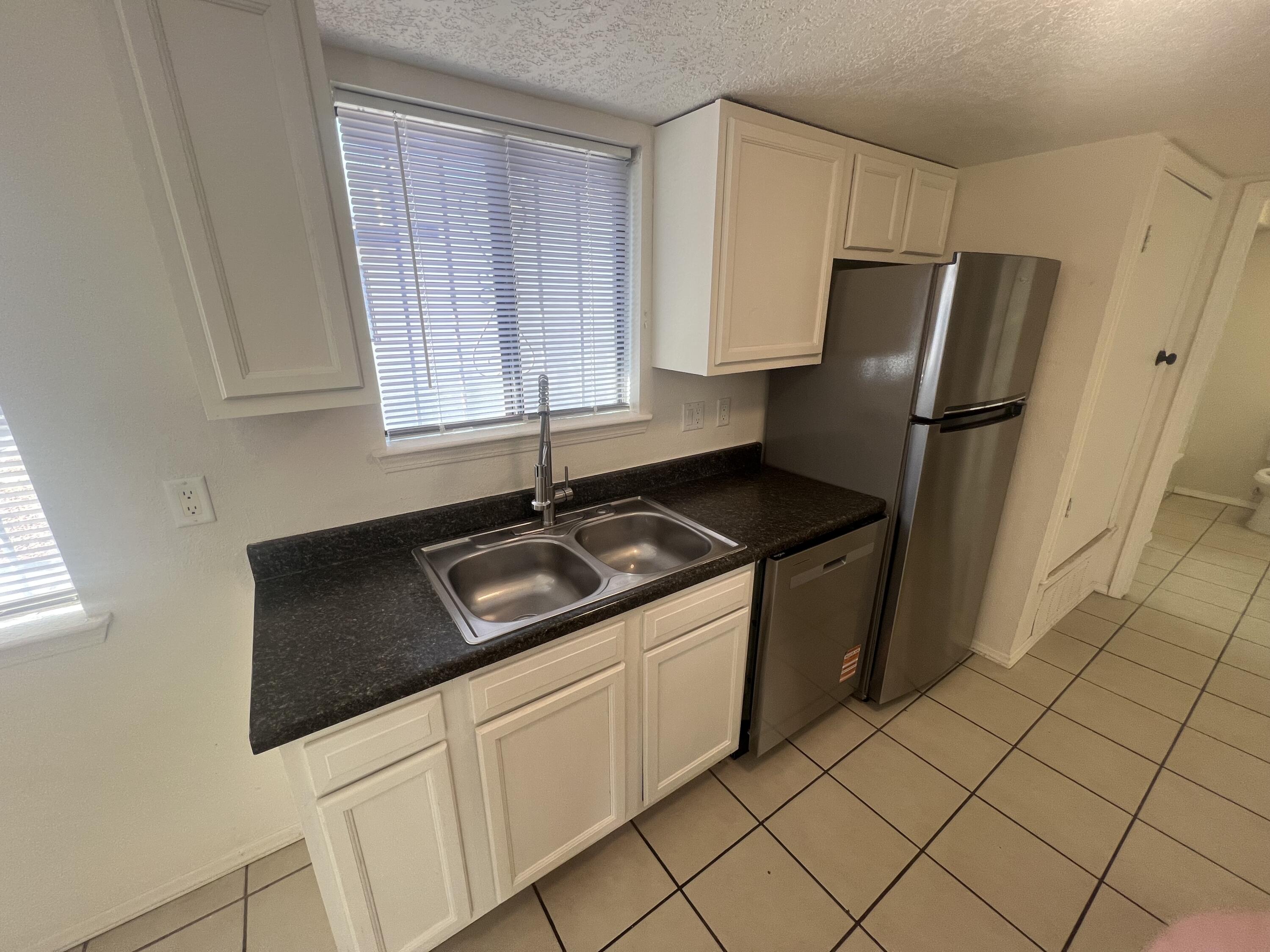 Photo 2 — 1005 Dickerson Drive SE A