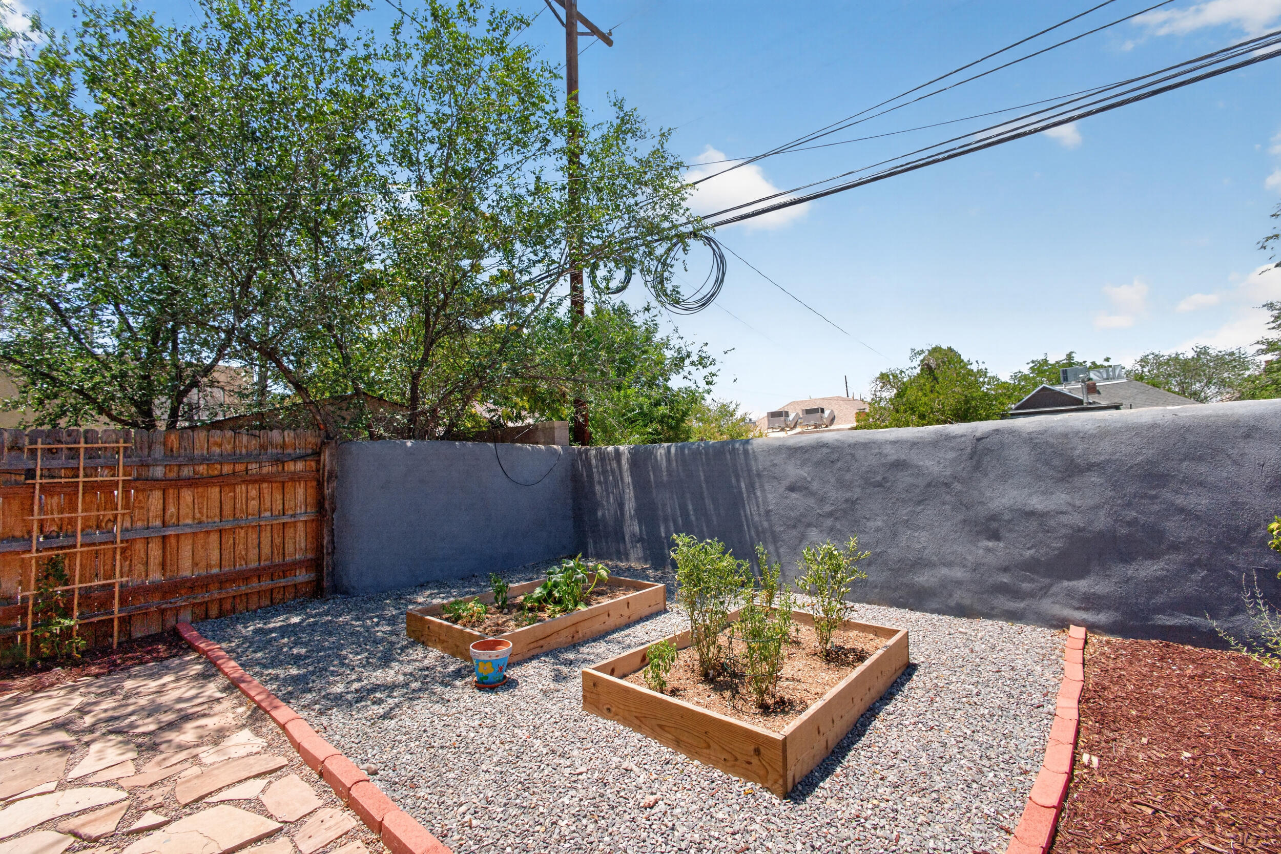 Photo 11 — 415 Edith Boulevard SE