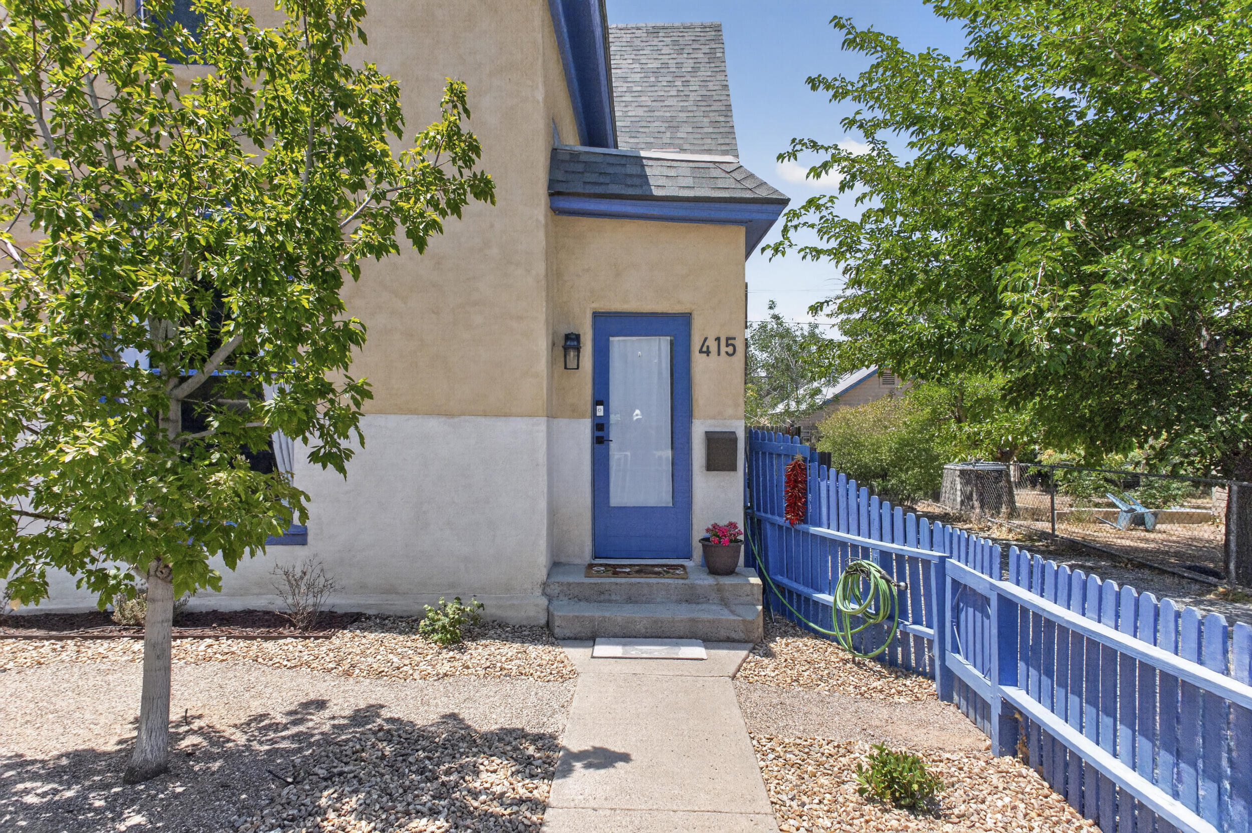 Photo 3 — 415 Edith Boulevard SE