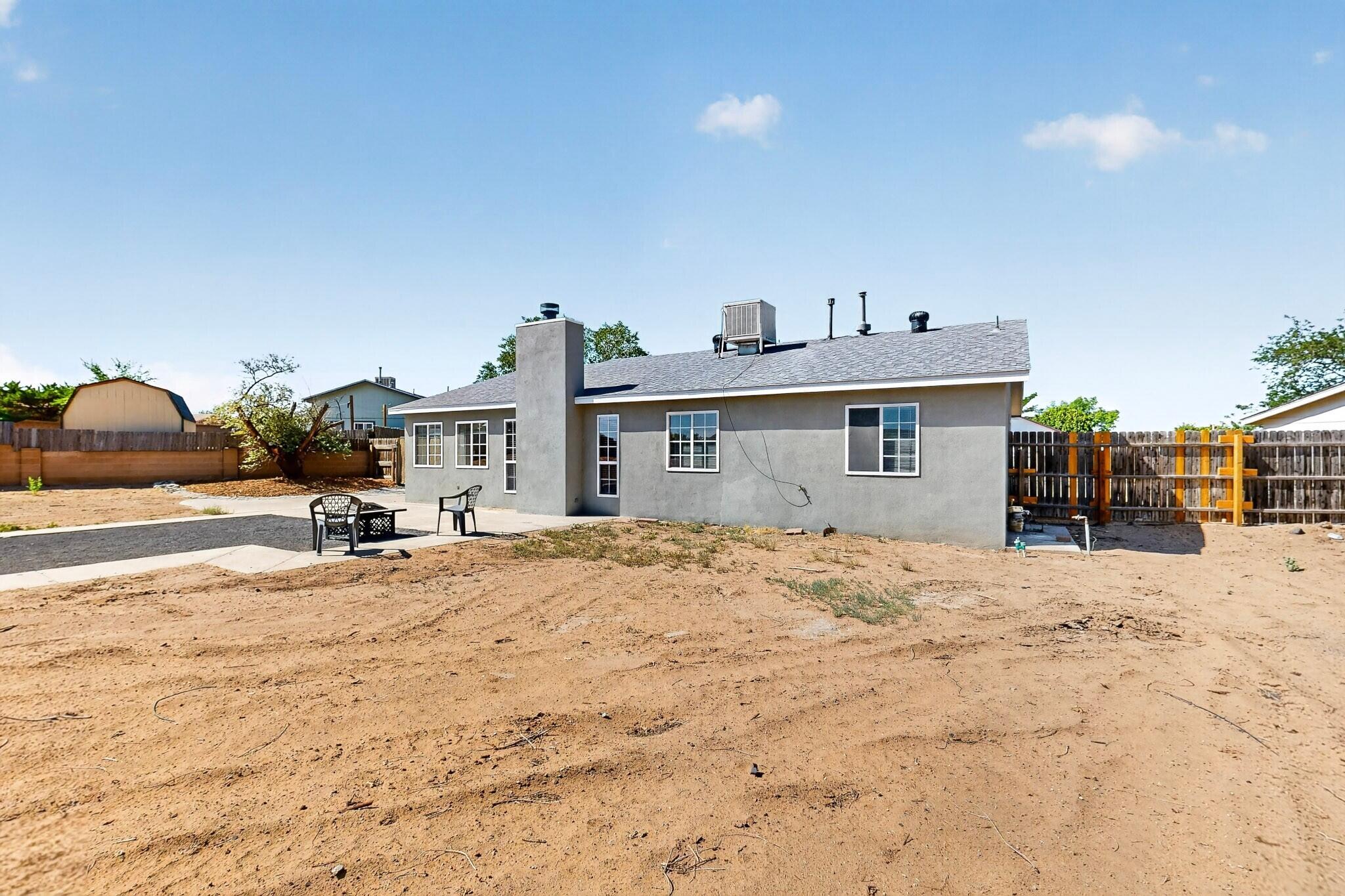 Photo 12 — 520 Apache Loop SW