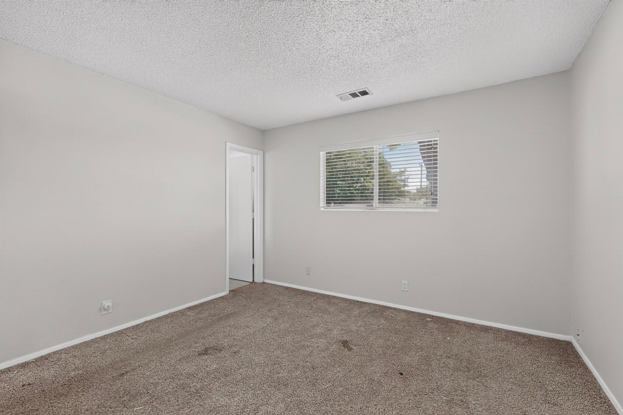 Photo 10 — 13105 Mountain View Avenue NE