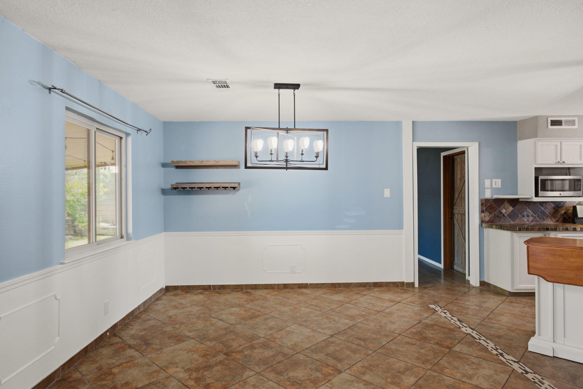 Photo 11 — 11233 Morocco Road NE