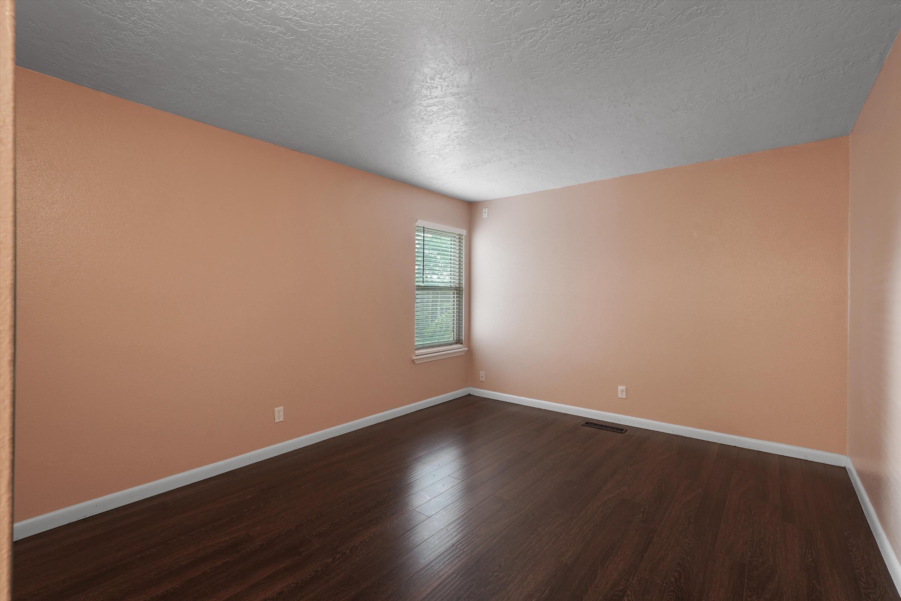 Photo 17 — 1721 Hiawatha Drive NE