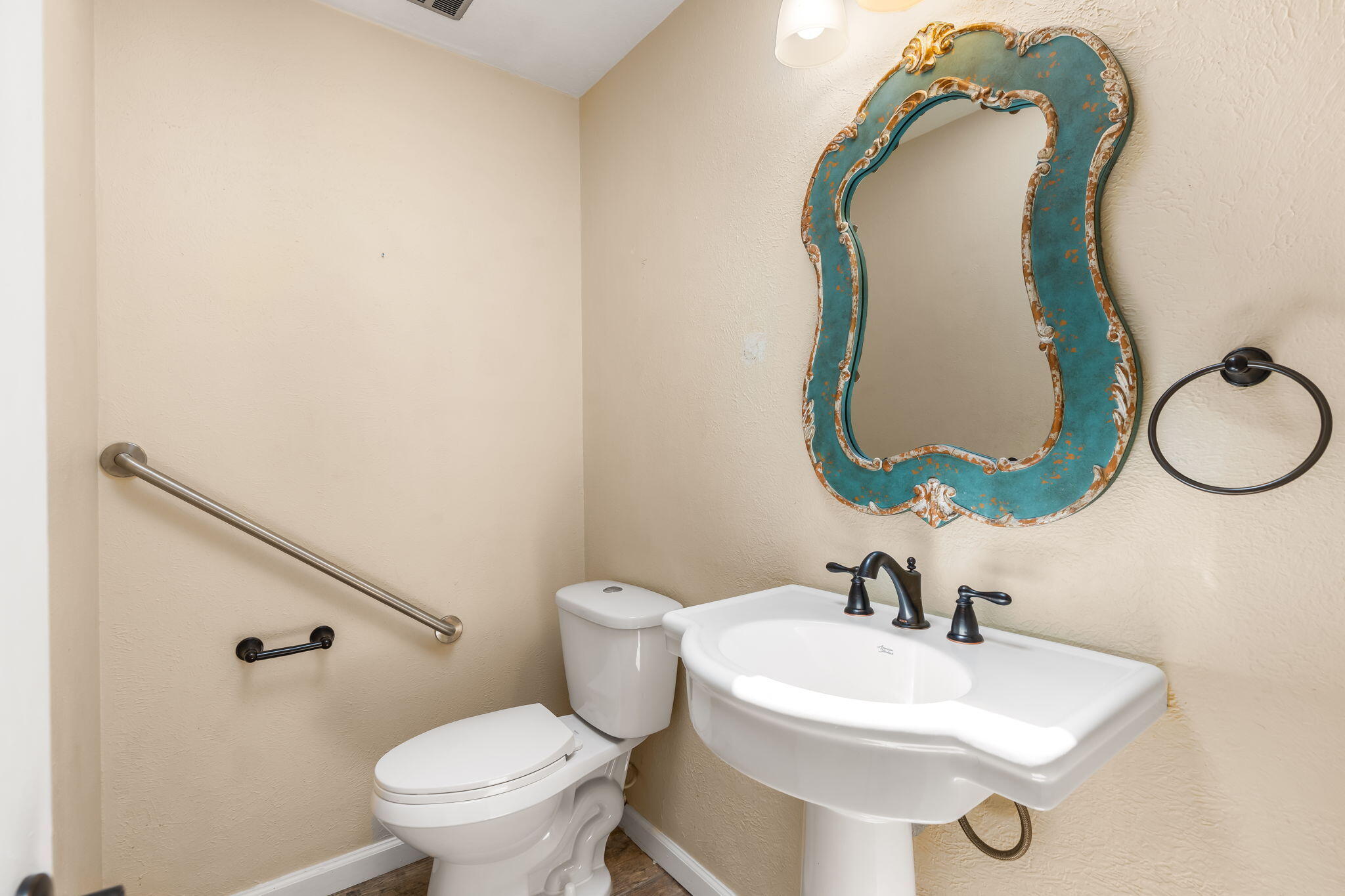 Photo 17 — 8901 Osuna Road NE