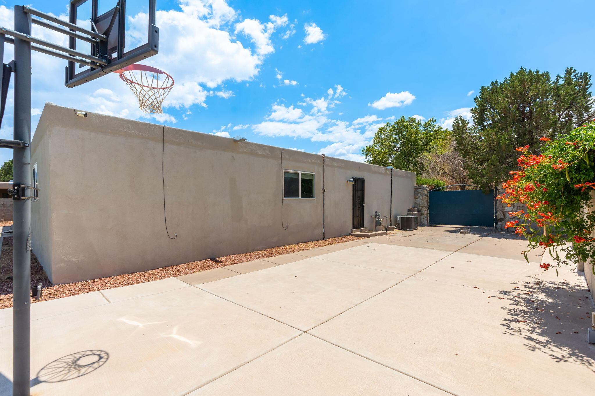 Photo 6 — 8901 Osuna Road NE