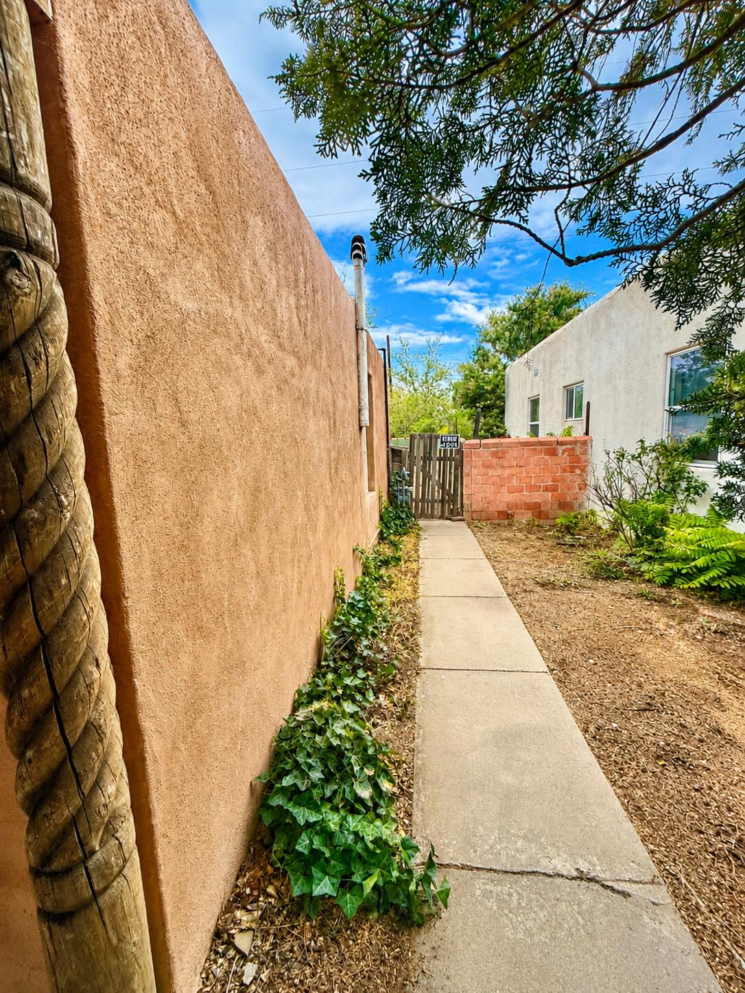 Photo 2 — 1133 Girard Boulevard NE