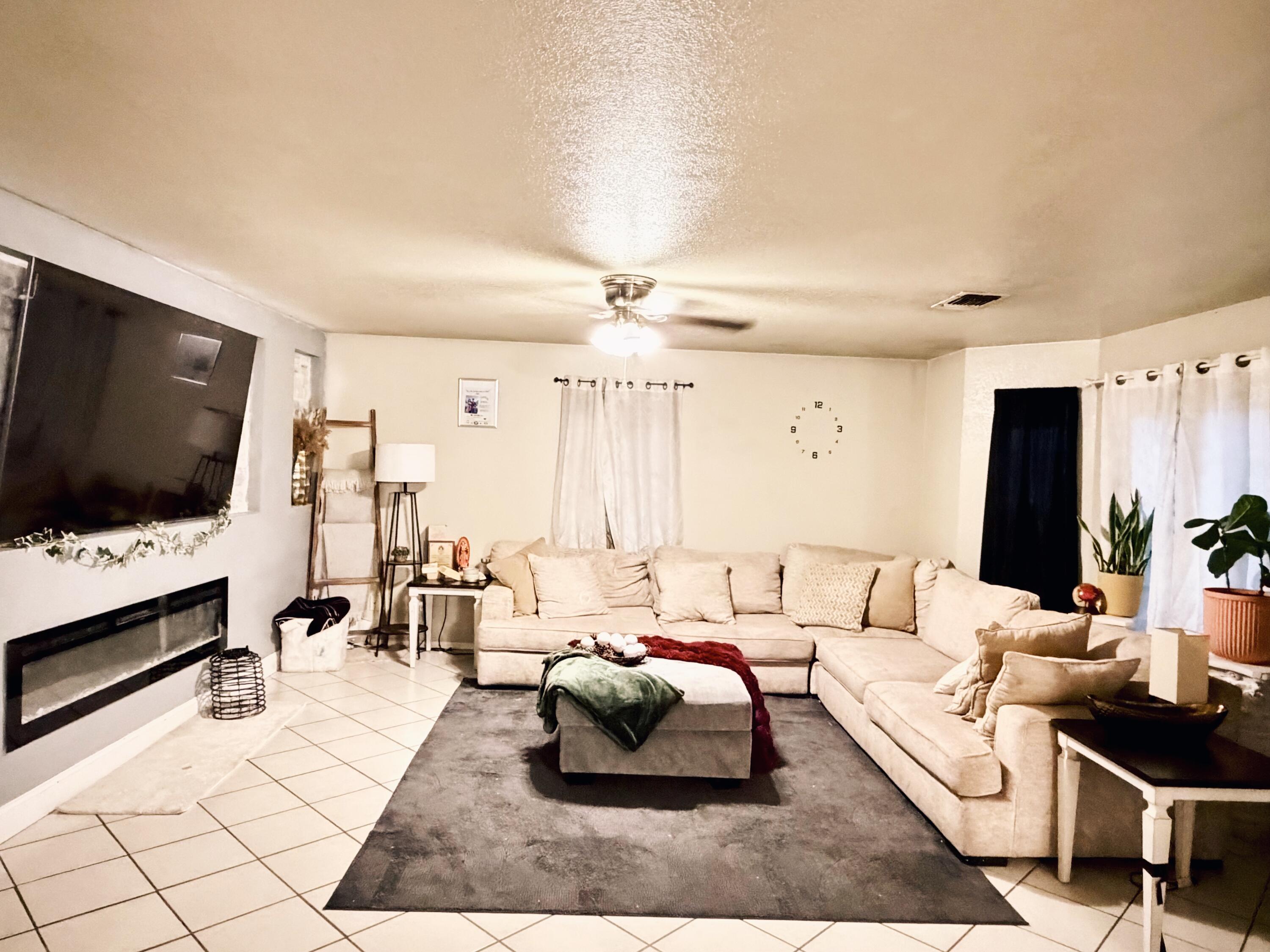 Photo 5 — 2318 Algerita Street