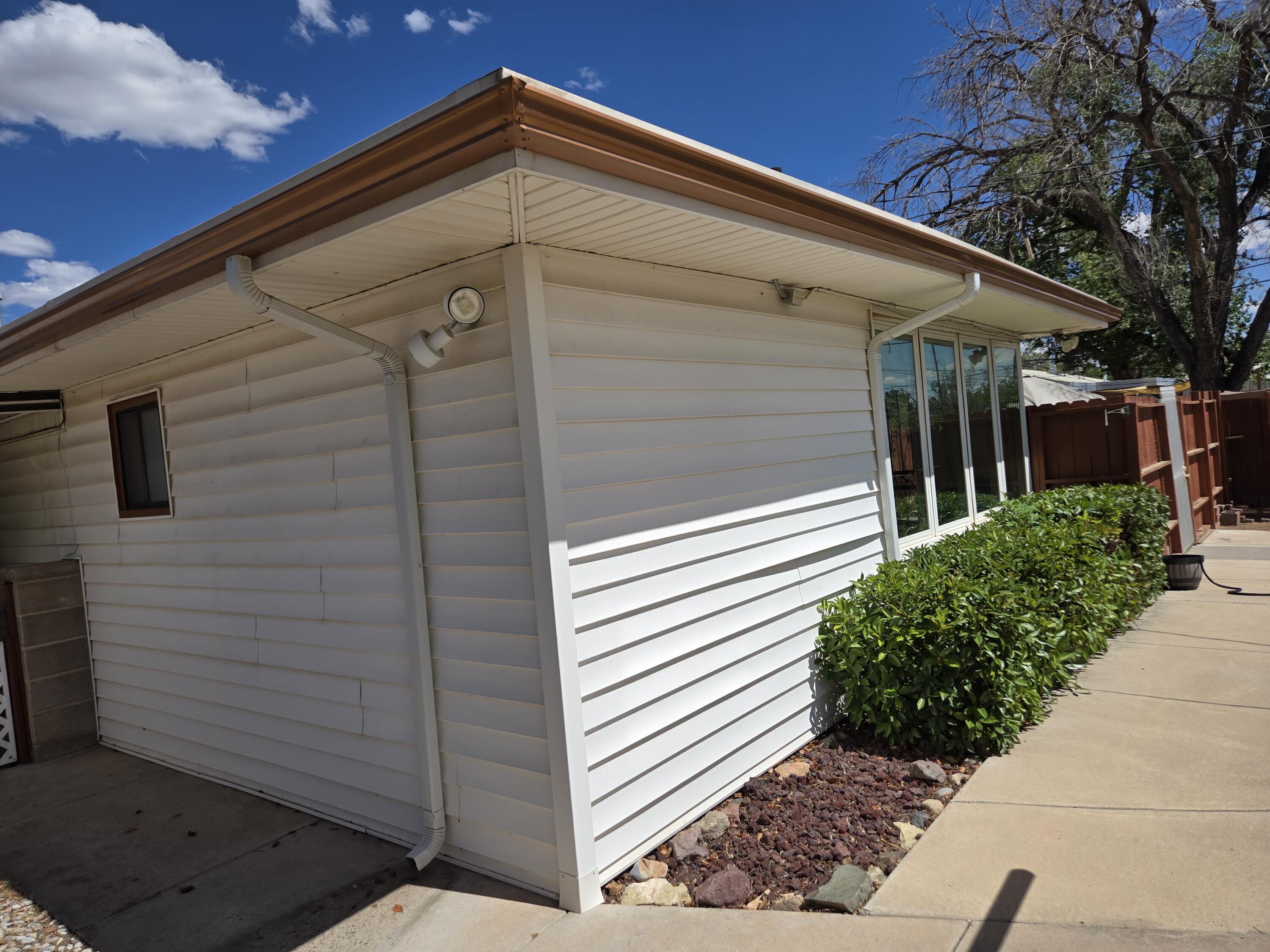 Photo 12 — 2909 Graceland Drive NE