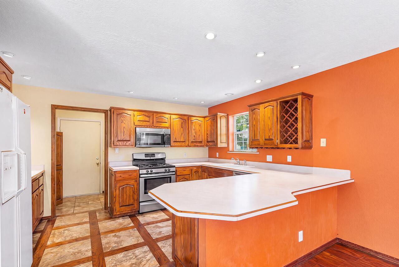 Photo 19 — 9441 Allande Road NE