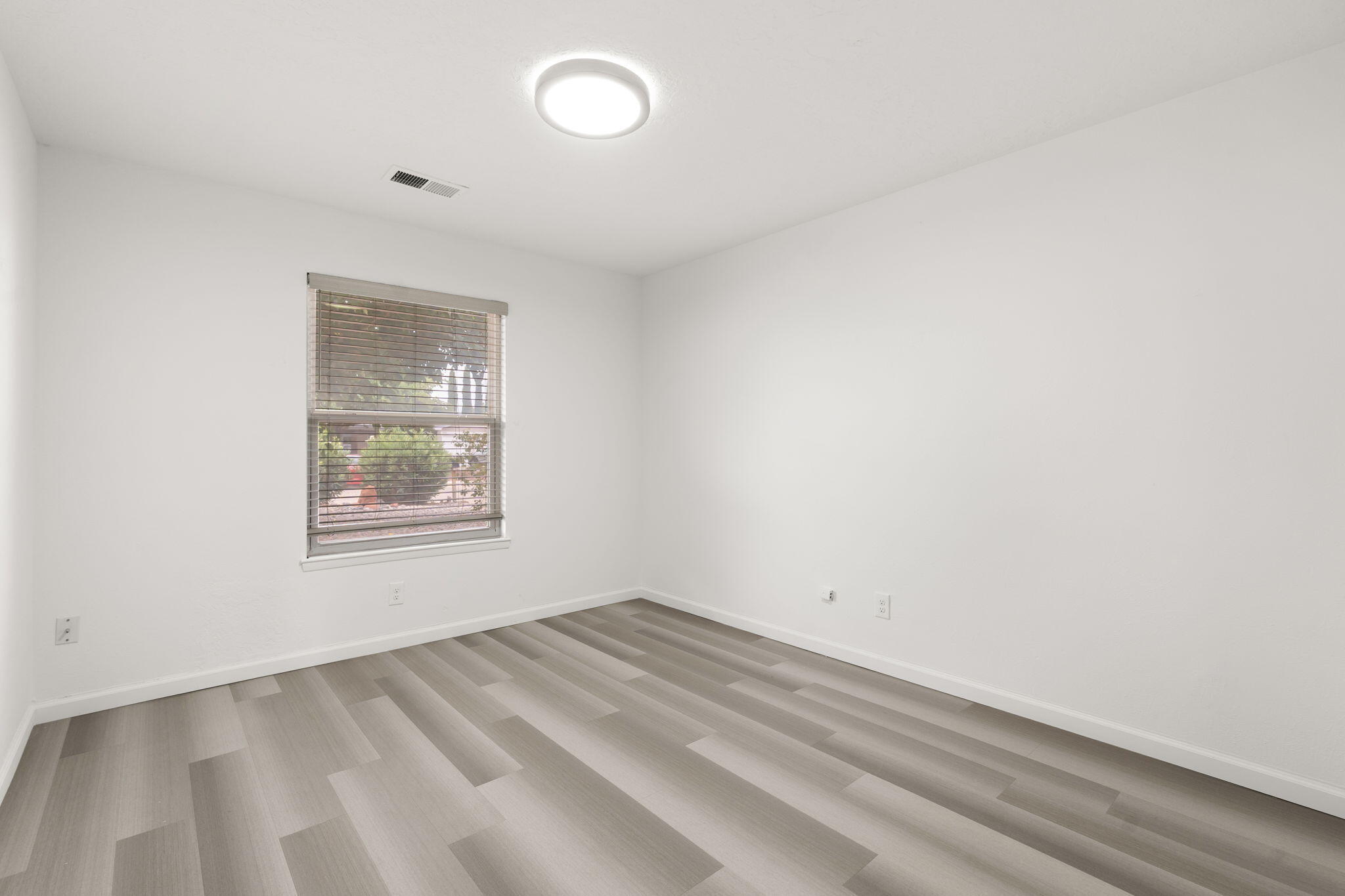 Photo 9 — 6101 Brenda Avenue NE