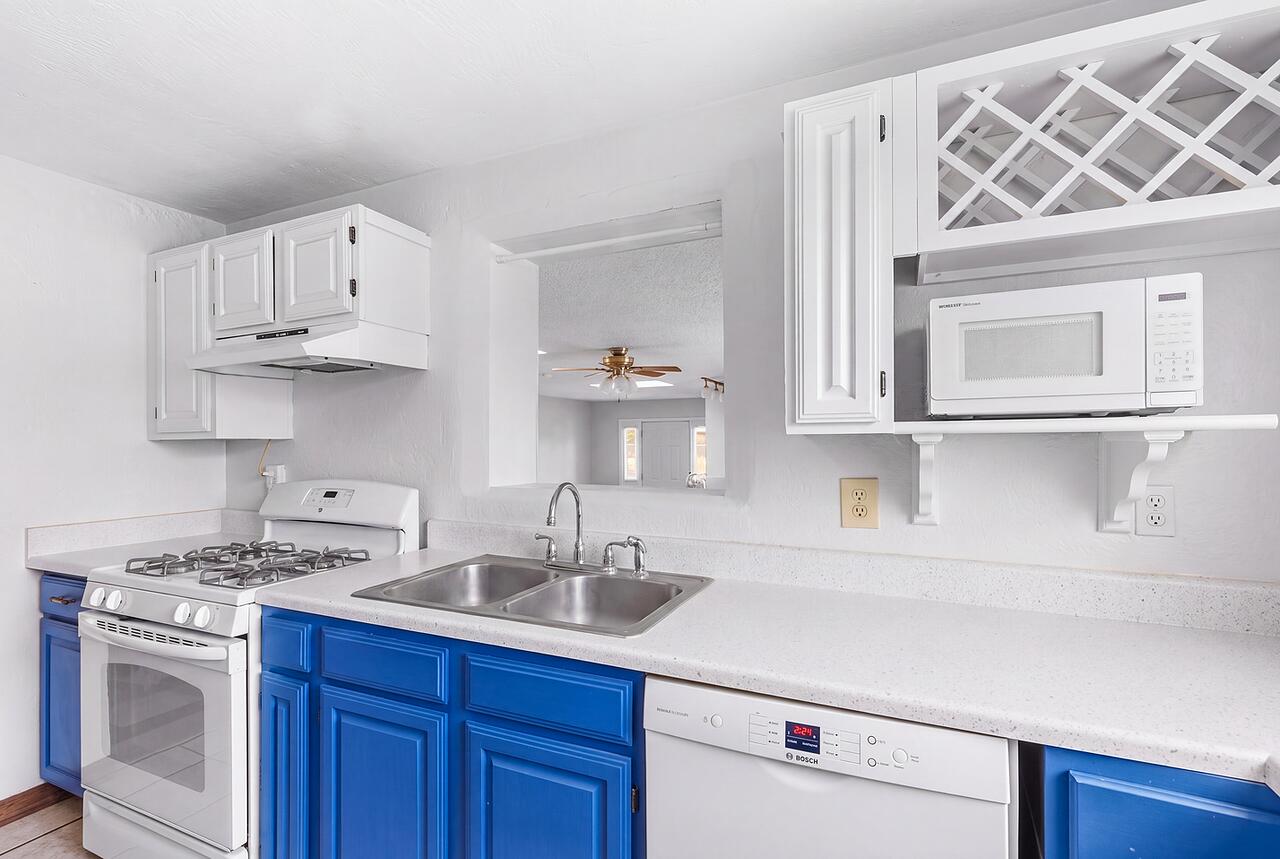 Photo 9 — 4920 La Cienega Street NW