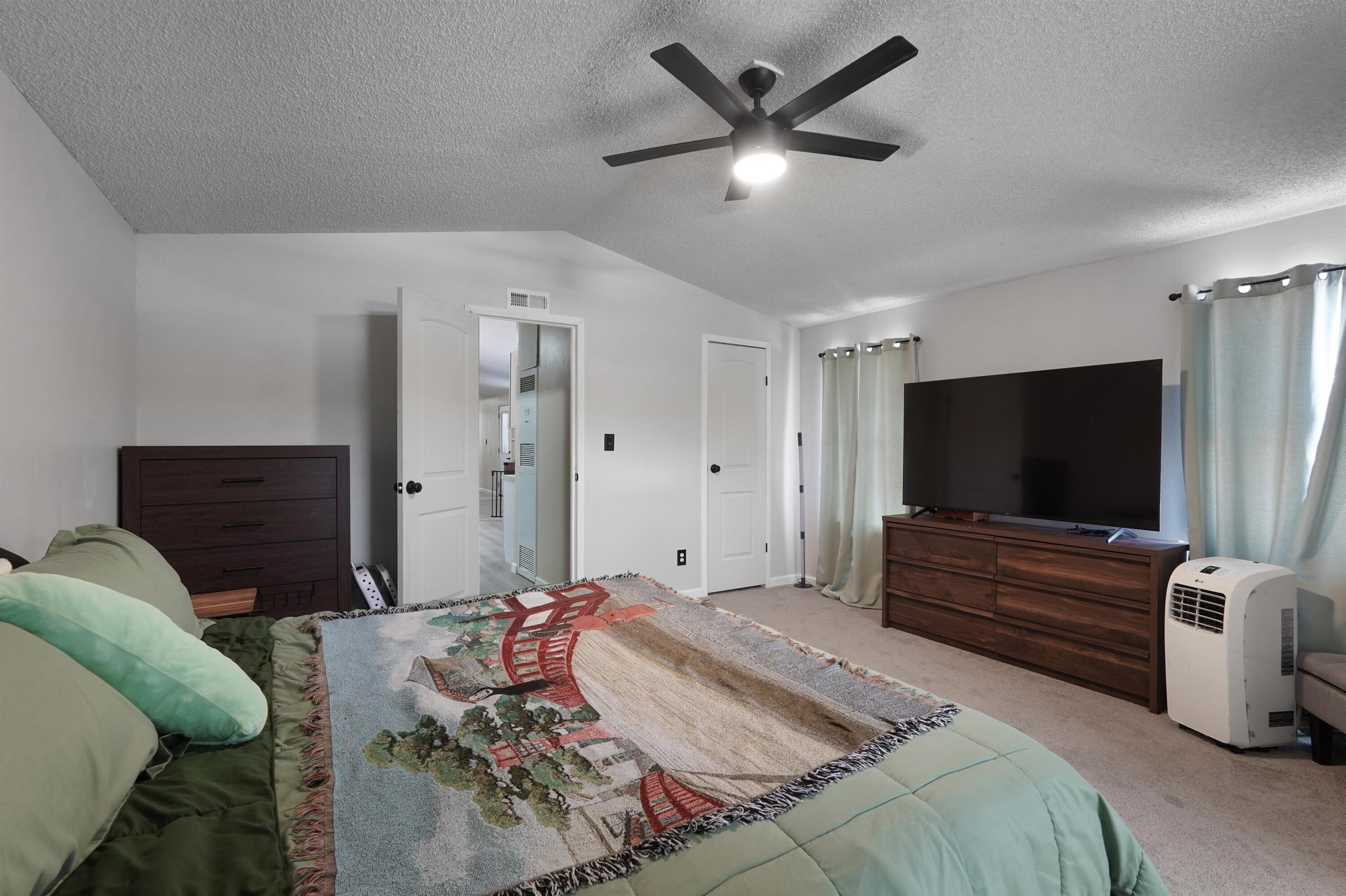 Photo 18 — 312 Coyote Lane SE