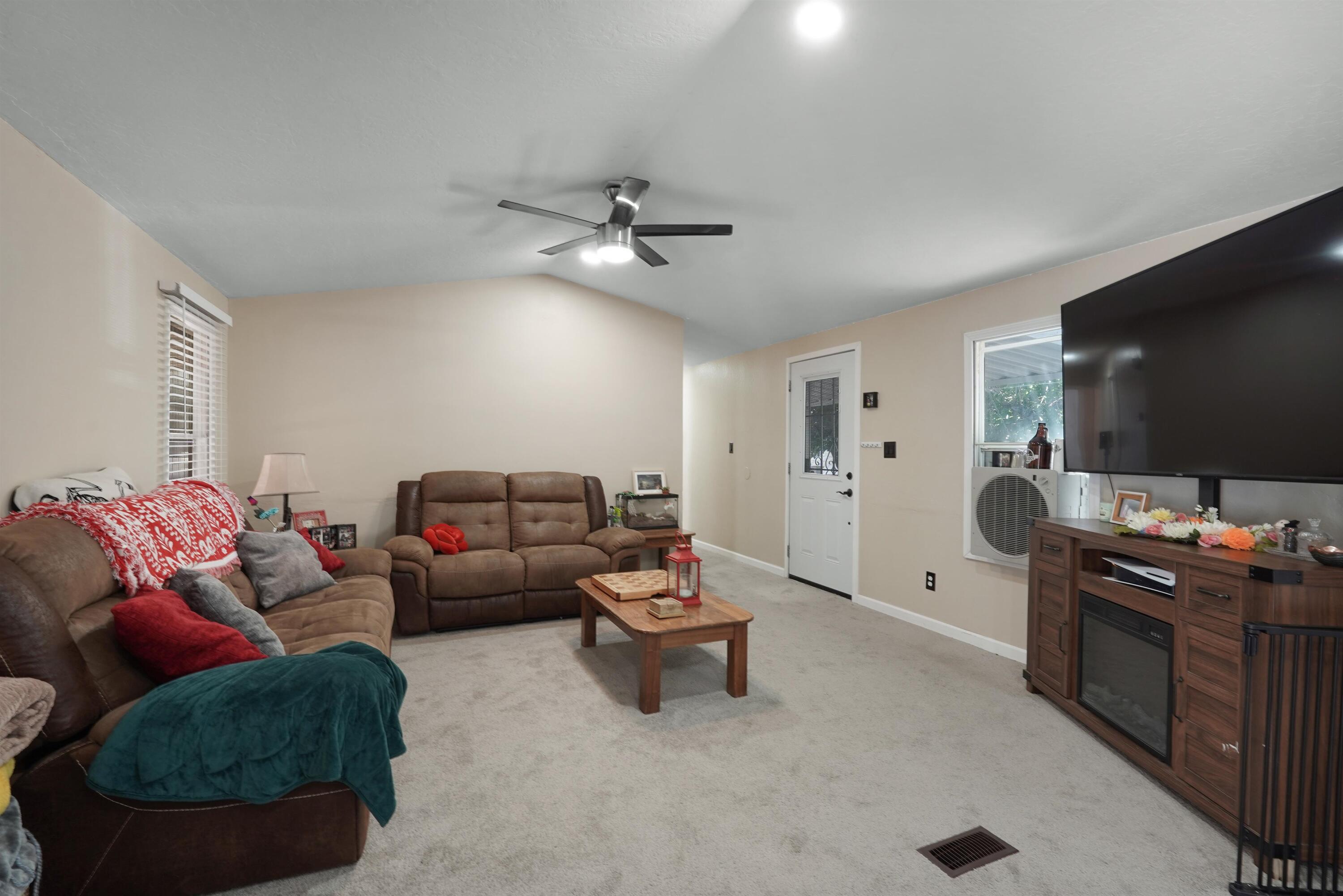 Photo 12 — 312 Coyote Lane SE