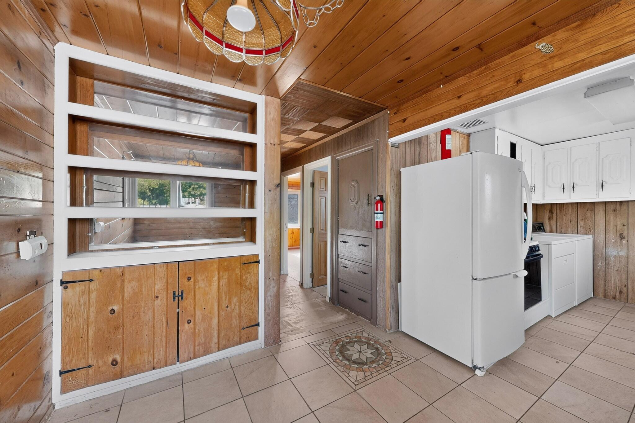 Photo 19 — 415 Vassar Drive SE