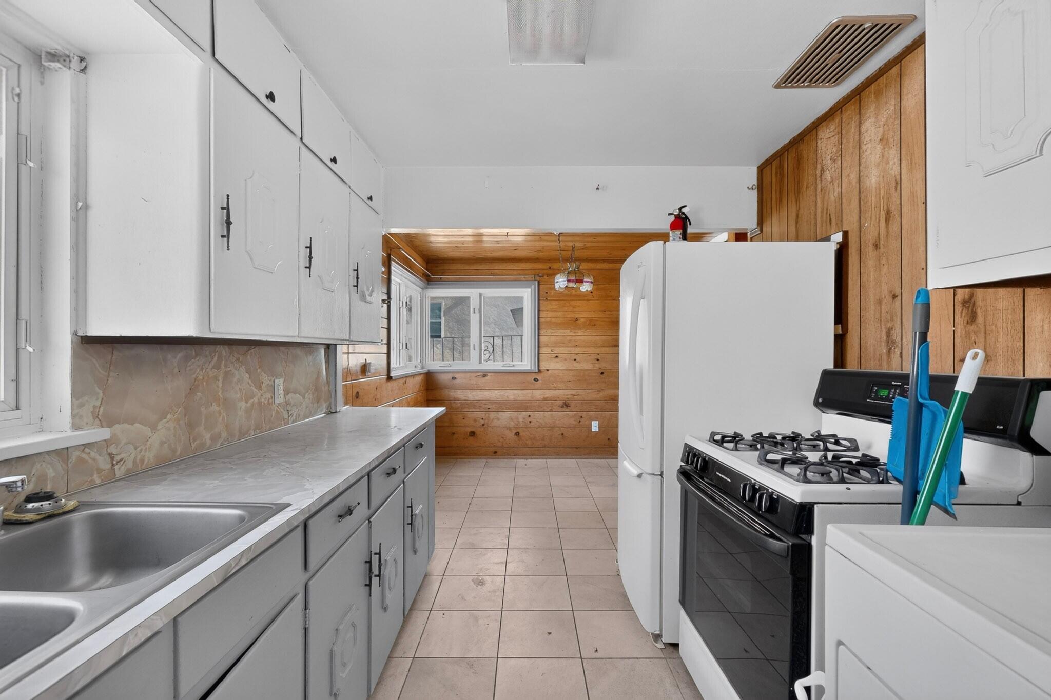Photo 17 — 415 Vassar Drive SE