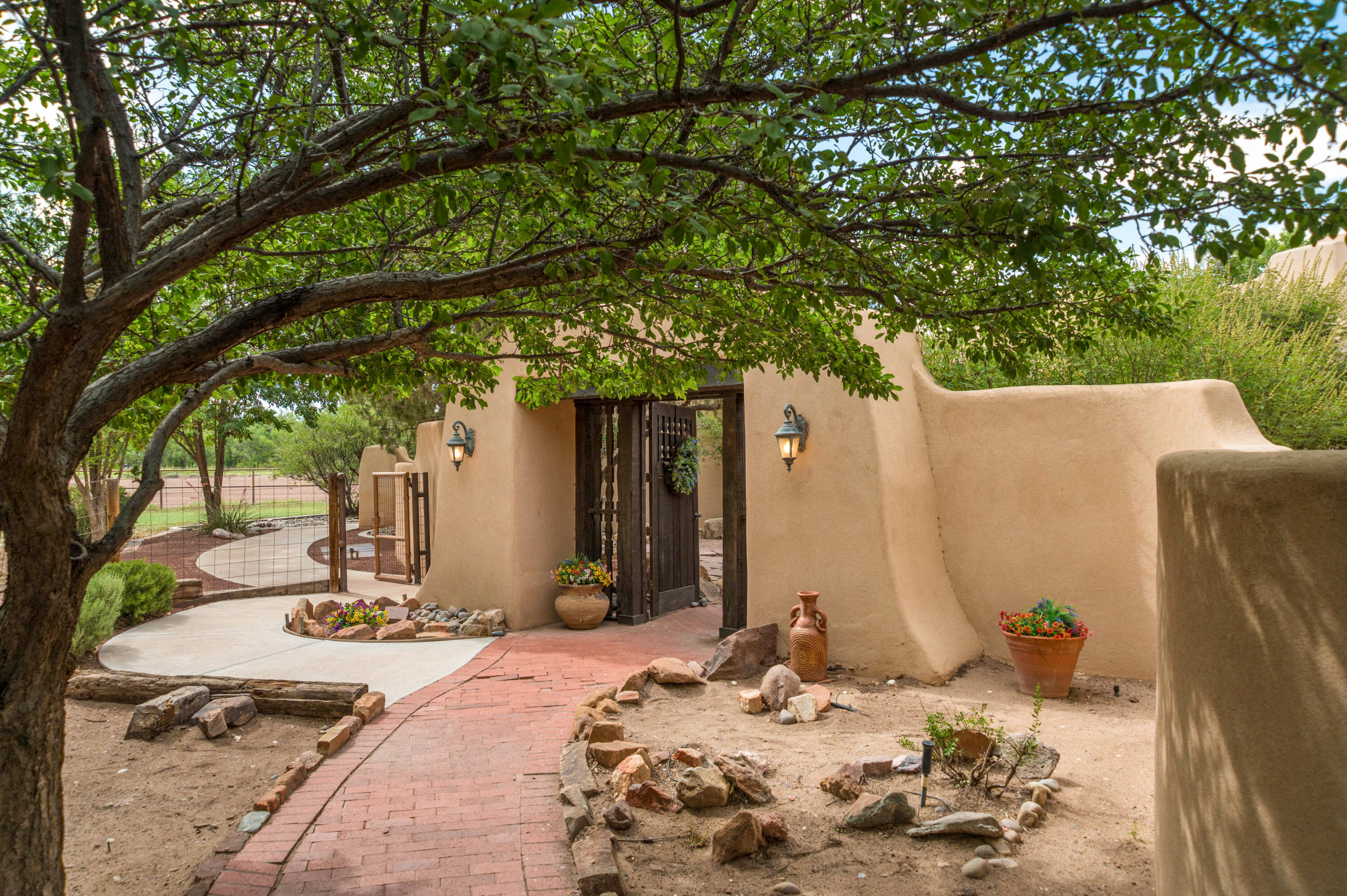 18 Rivendell Lane, Los Lunas, NM 87031
