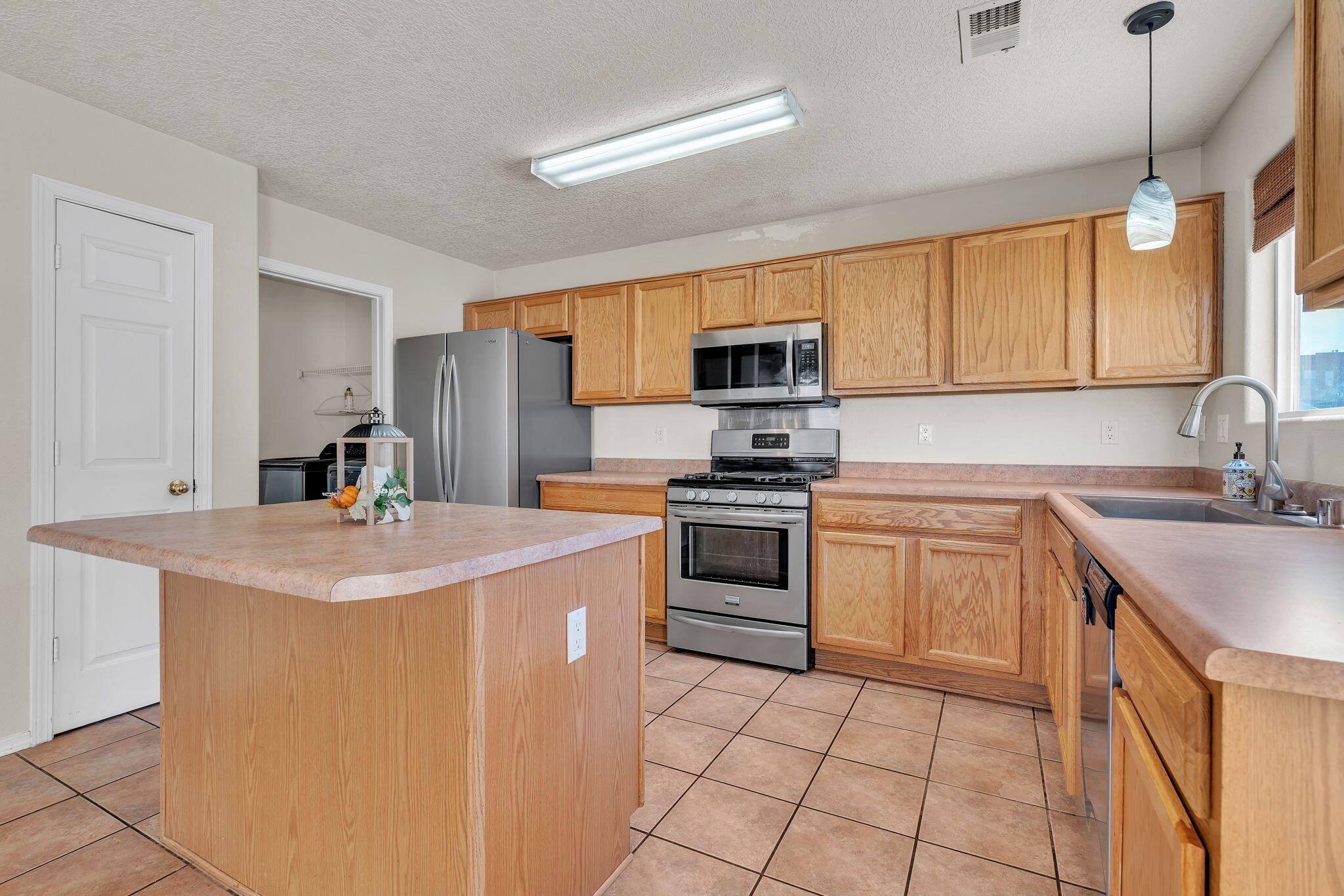 Photo 12 — 1852 Gallinas Road NE