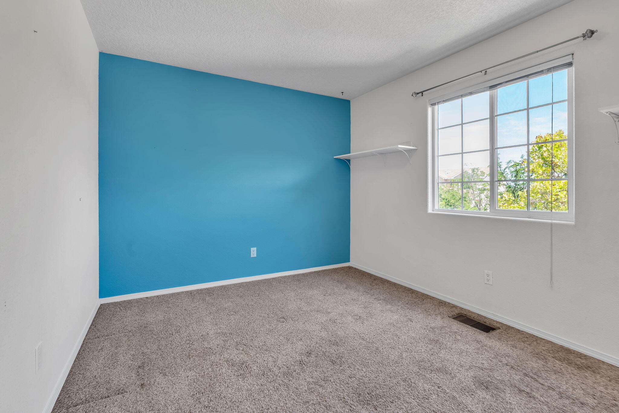 Photo 6 — 1852 Gallinas Road NE
