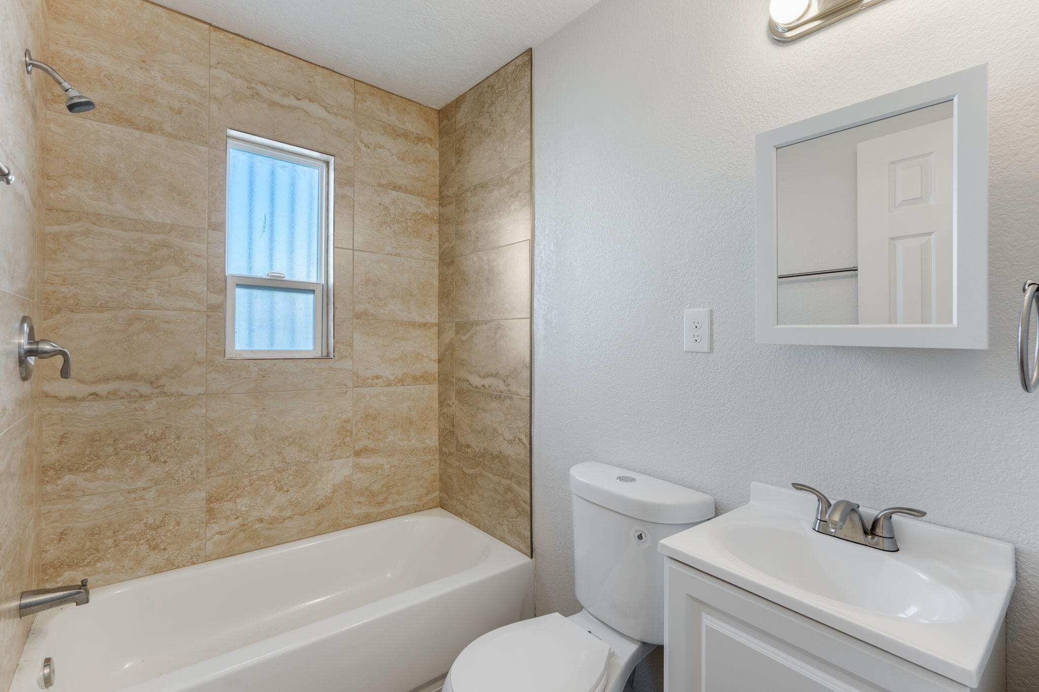 Photo 4 — 425 Fitzgerald Road NW