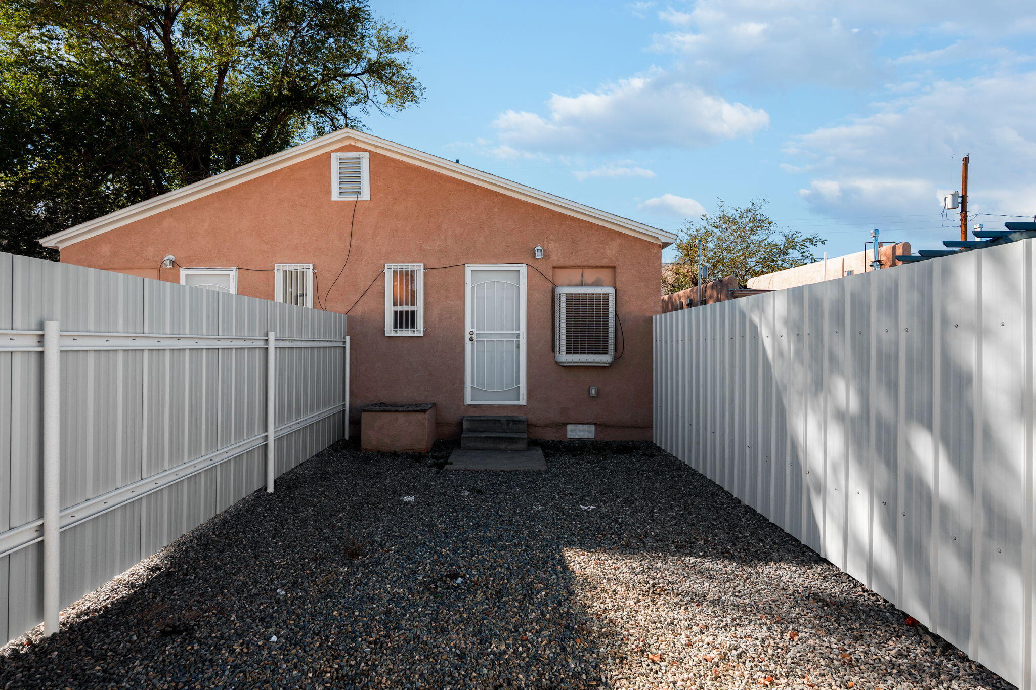 Photo 6 — 425 Fitzgerald Road NW