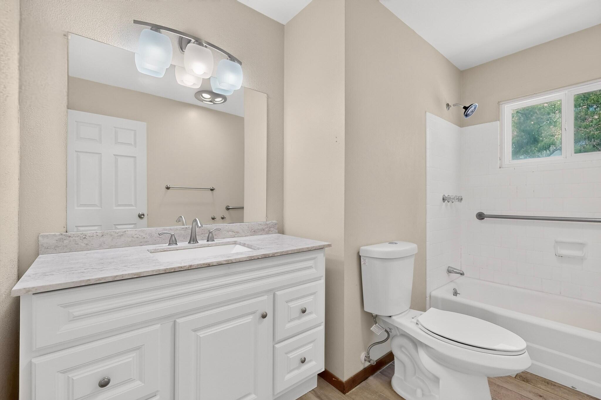 Photo 11 — 1405 Betts Street NE
