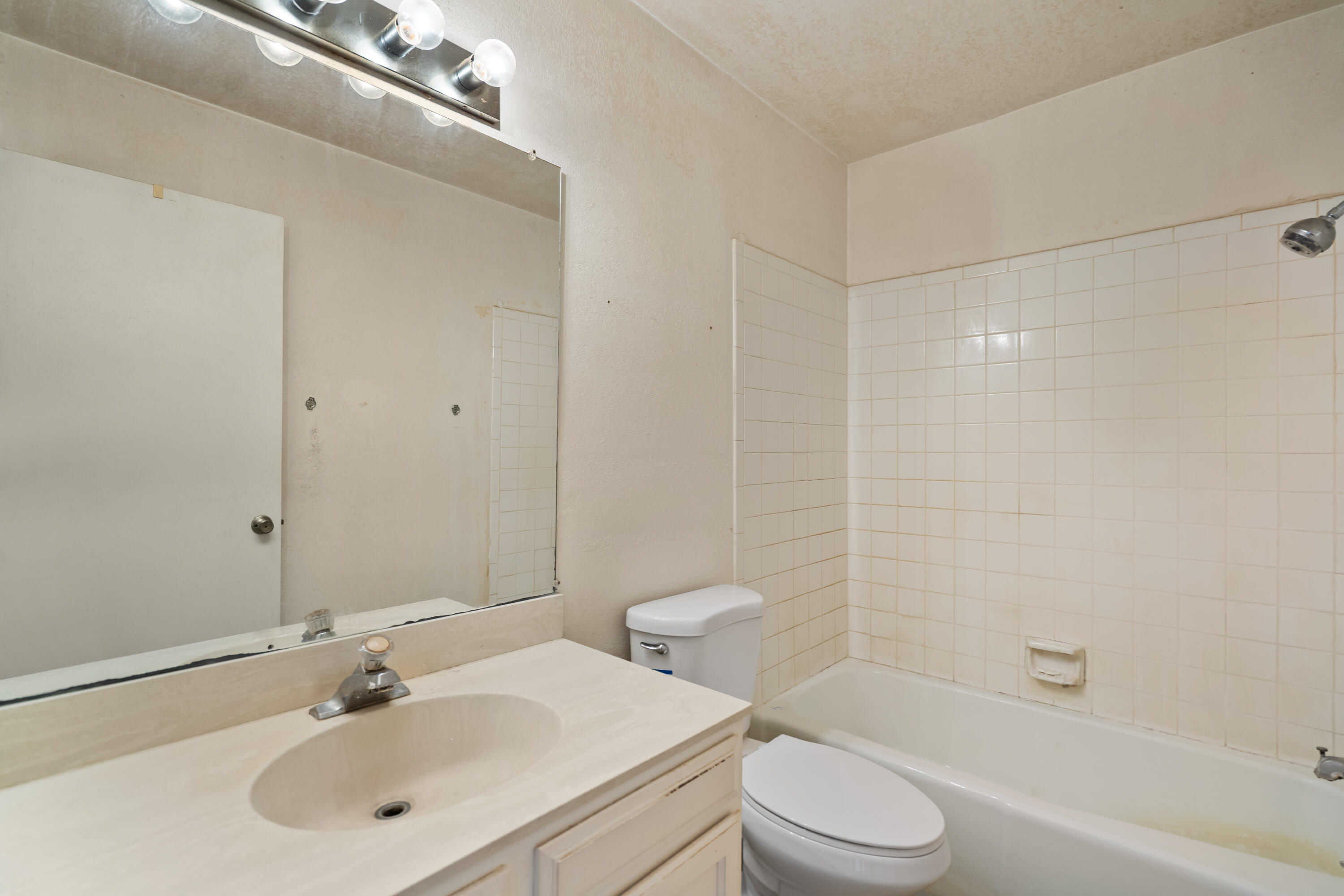 Photo 2 — 1229 Hiawatha Drive NE