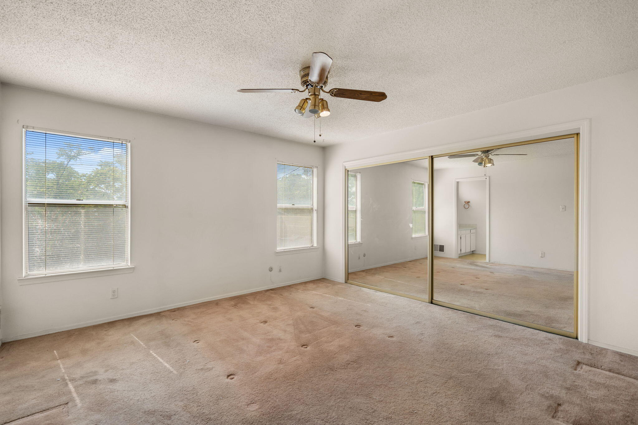 Photo 3 — 1229 Hiawatha Drive NE