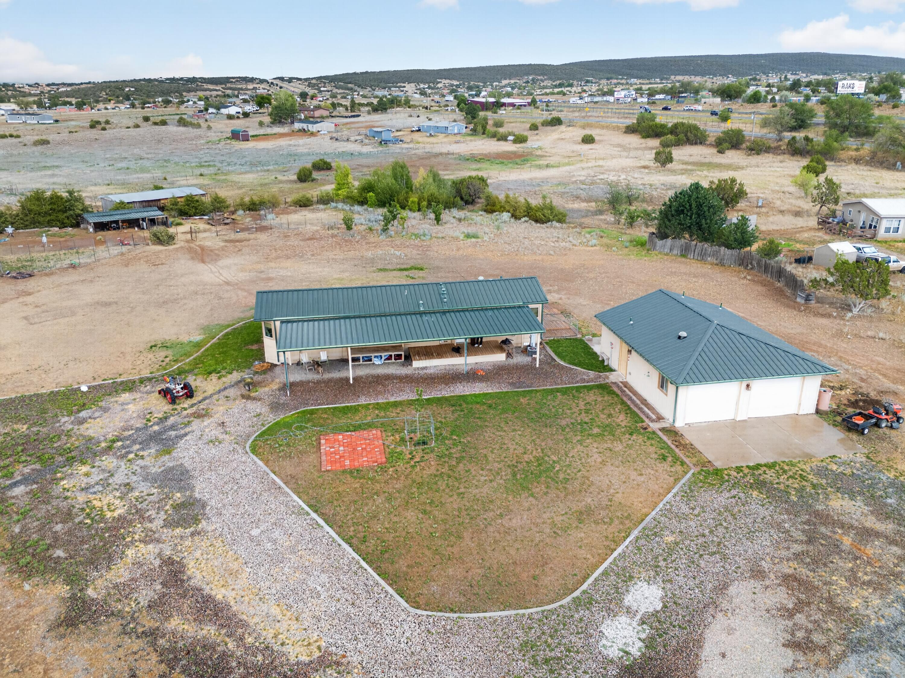 6 County Line Road, Edgewood, NM 87015