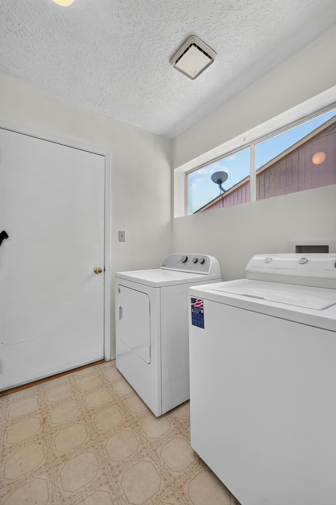 Photo 18 — 7221 Sunlight Peak Drive NE