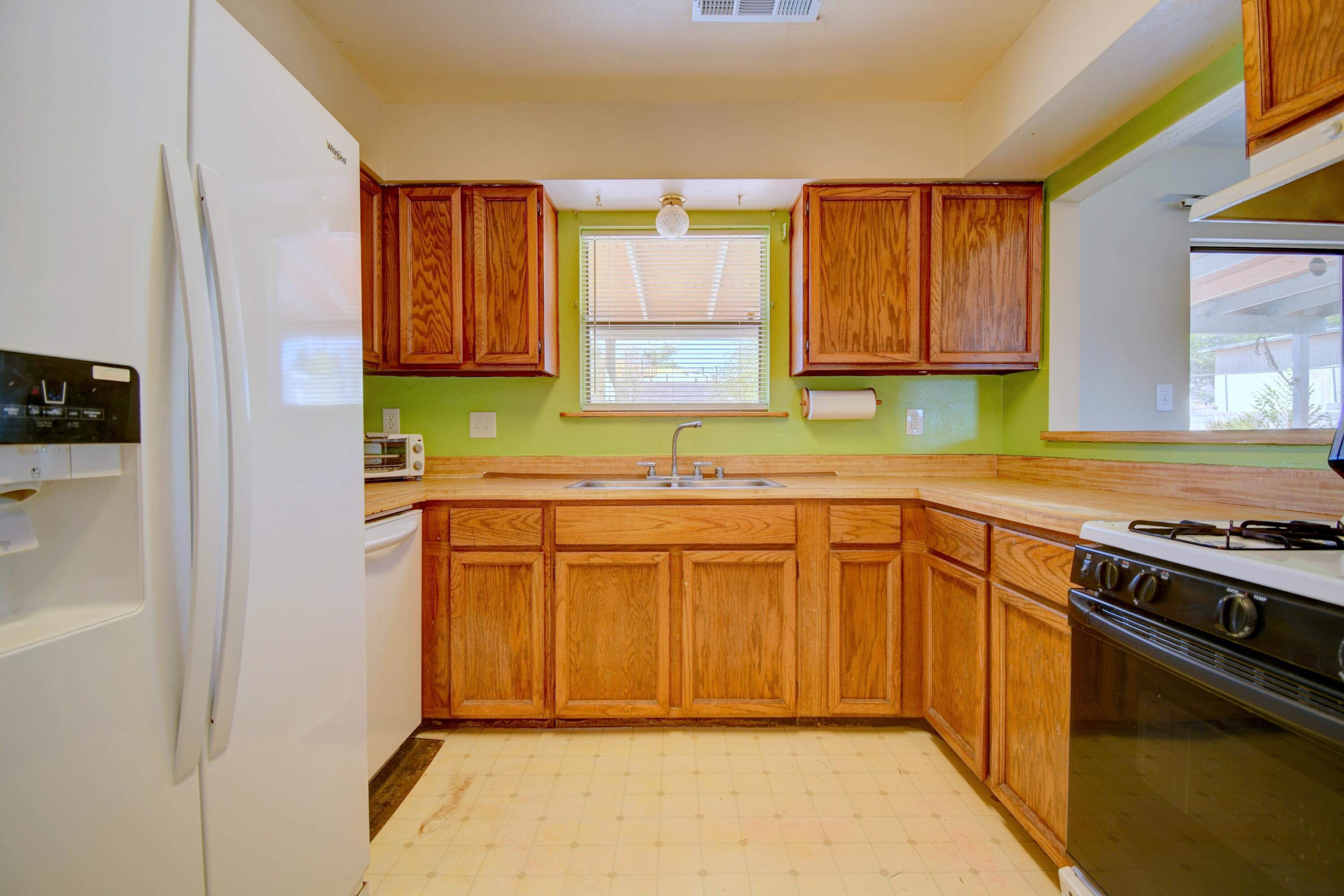 Photo 15 — 774 Zuni Road SE