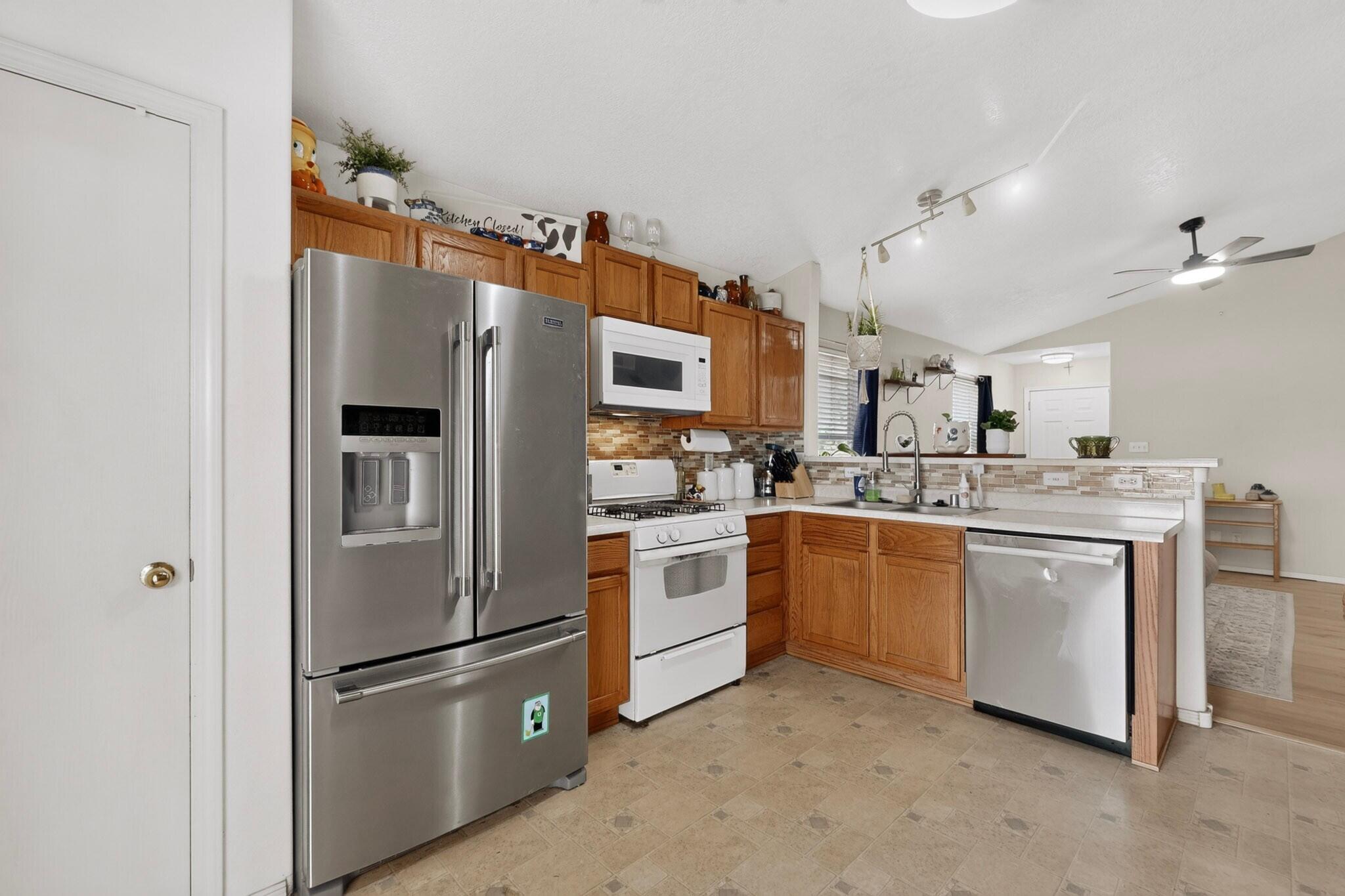 Photo 6 — 819 Corel Drive SW
