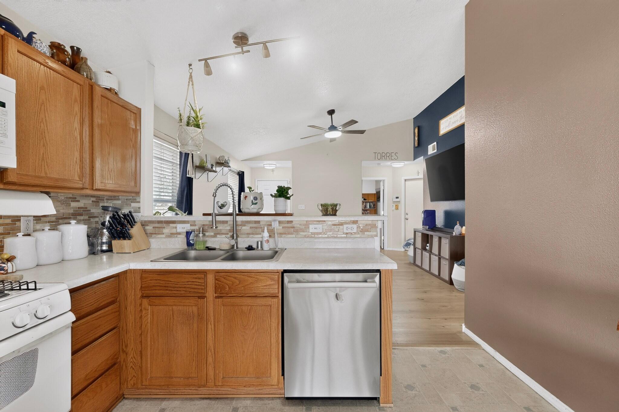 Photo 7 — 819 Corel Drive SW