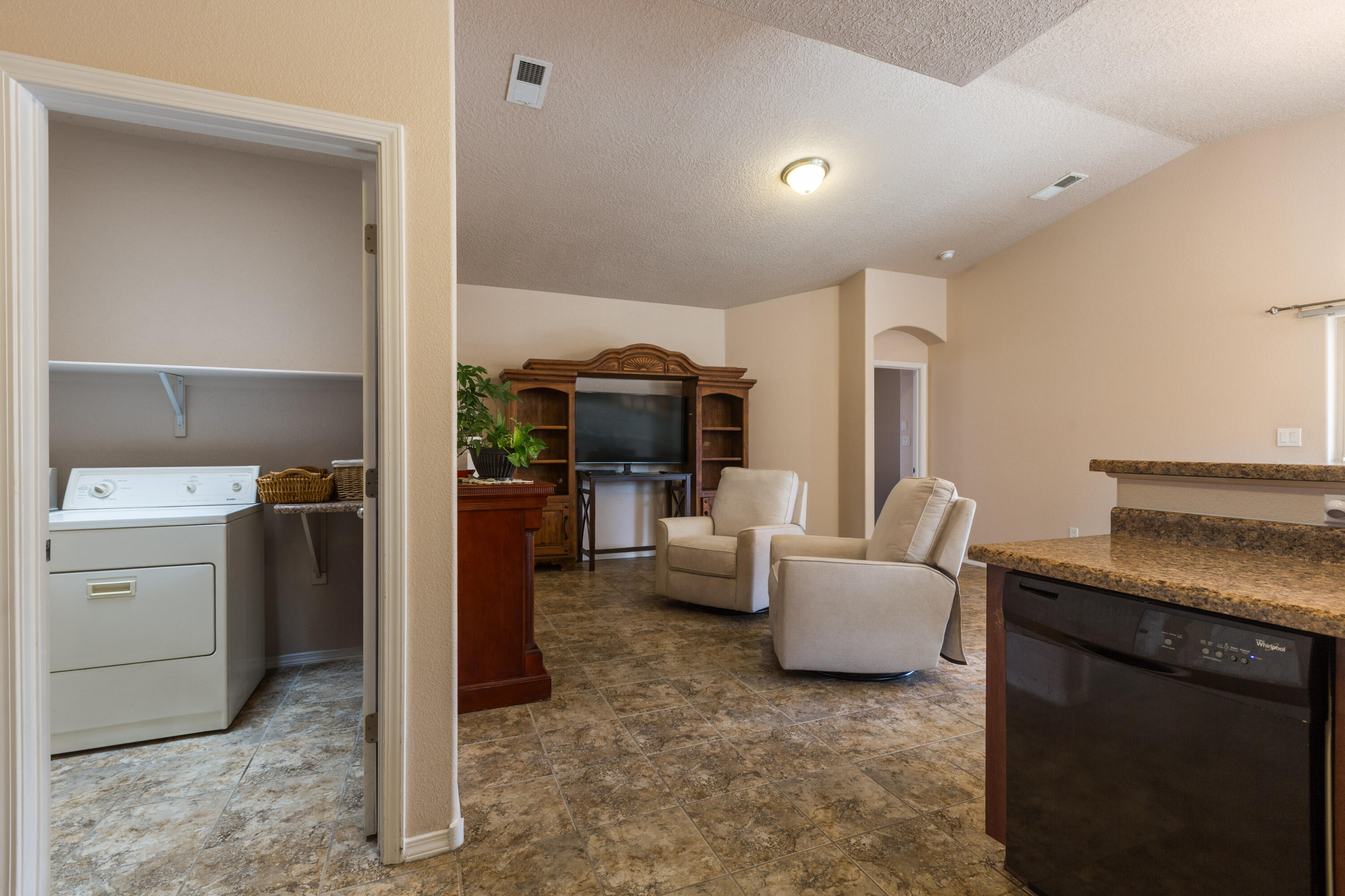 Photo 18 — 7400 Sombrillo Avenue SW
