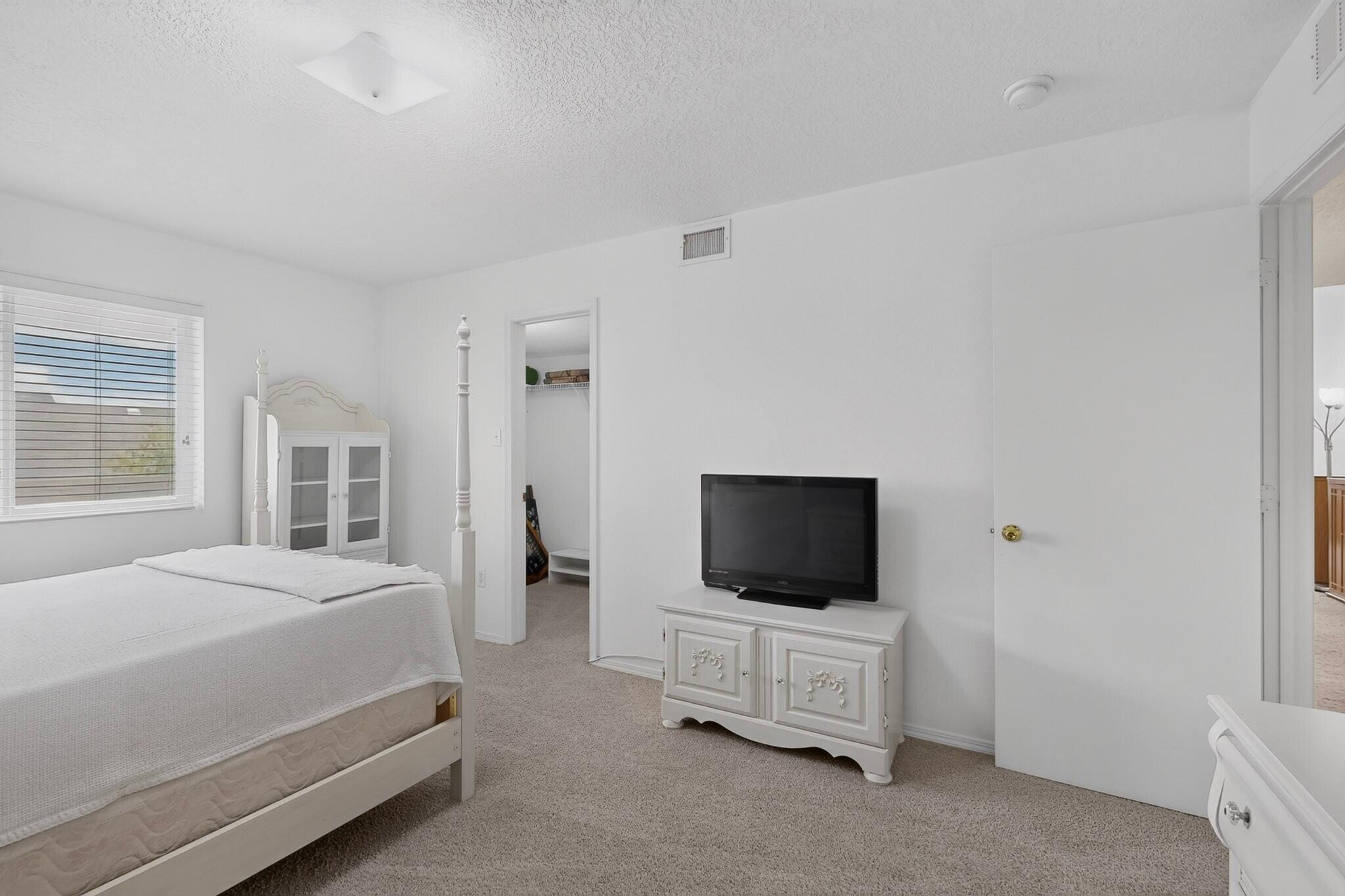 Photo 17 — 6001 Murcia Avenue NW